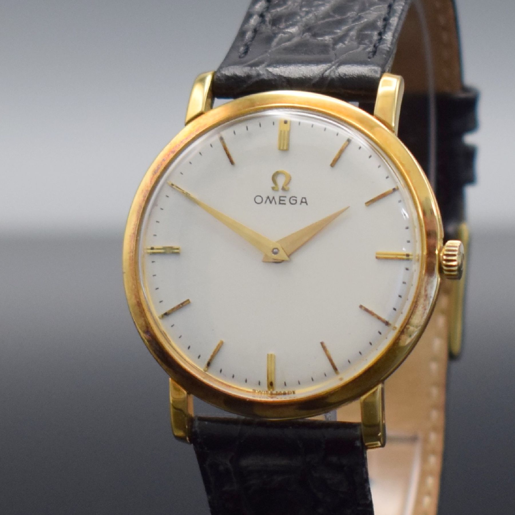 Detail c: OMEGA Herrenarmbanduhr in GG 750/000, Schweiz um 1961, Handaufzug, Ref. 14369/14374, 3-teil. Geh., Boden & Glasrand aufgedr., silb. Zifferbl. m. ...