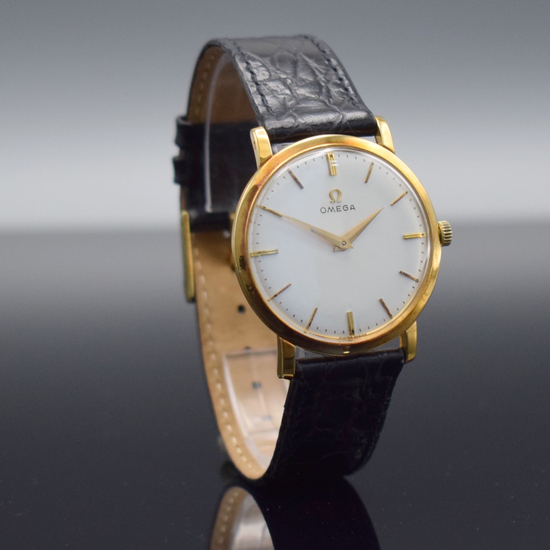 Detail d: OMEGA Herrenarmbanduhr in GG 750/000, Schweiz um 1961, Handaufzug, Ref. 14369/14374, 3-teil. Geh., Boden & Glasrand aufgedr., silb. Zifferbl. m. ...