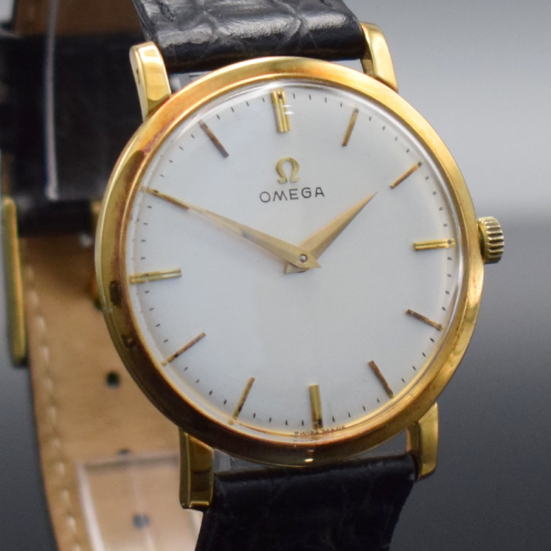 Detail e: OMEGA Herrenarmbanduhr in GG 750/000, Schweiz um 1961, Handaufzug, Ref. 14369/14374, 3-teil. Geh., Boden & Glasrand aufgedr., silb. Zifferbl. m. ...