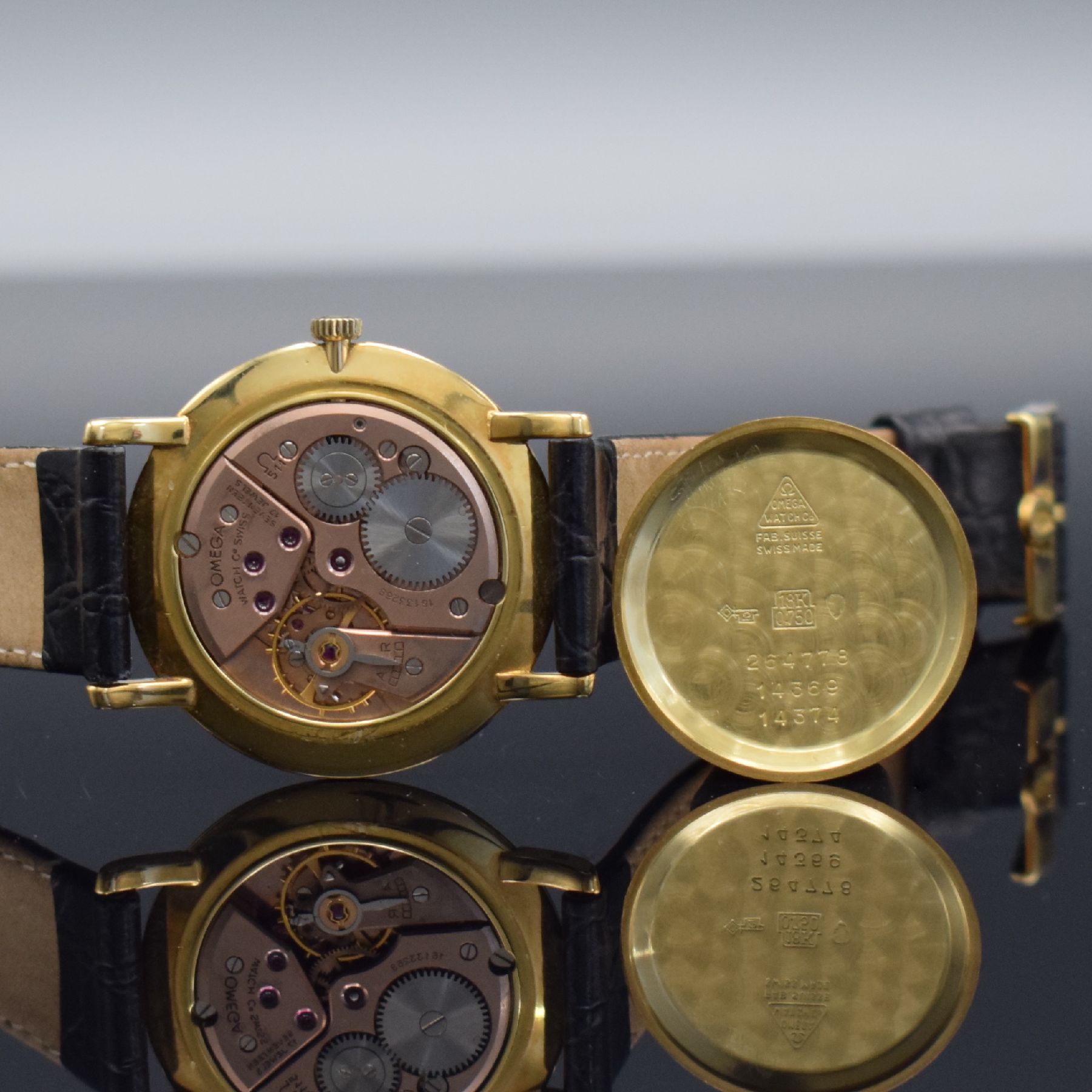 Detail f: OMEGA Herrenarmbanduhr in GG 750/000, Schweiz um 1961, Handaufzug, Ref. 14369/14374, 3-teil. Geh., Boden & Glasrand aufgedr., silb. Zifferbl. m. ...