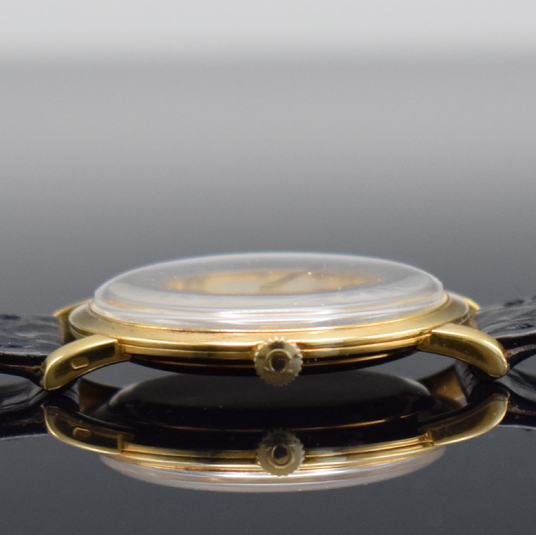 Detail i: OMEGA Herrenarmbanduhr in GG 750/000, Schweiz um 1961, Handaufzug, Ref. 14369/14374, 3-teil. Geh., Boden & Glasrand aufgedr., silb. Zifferbl. m. ...