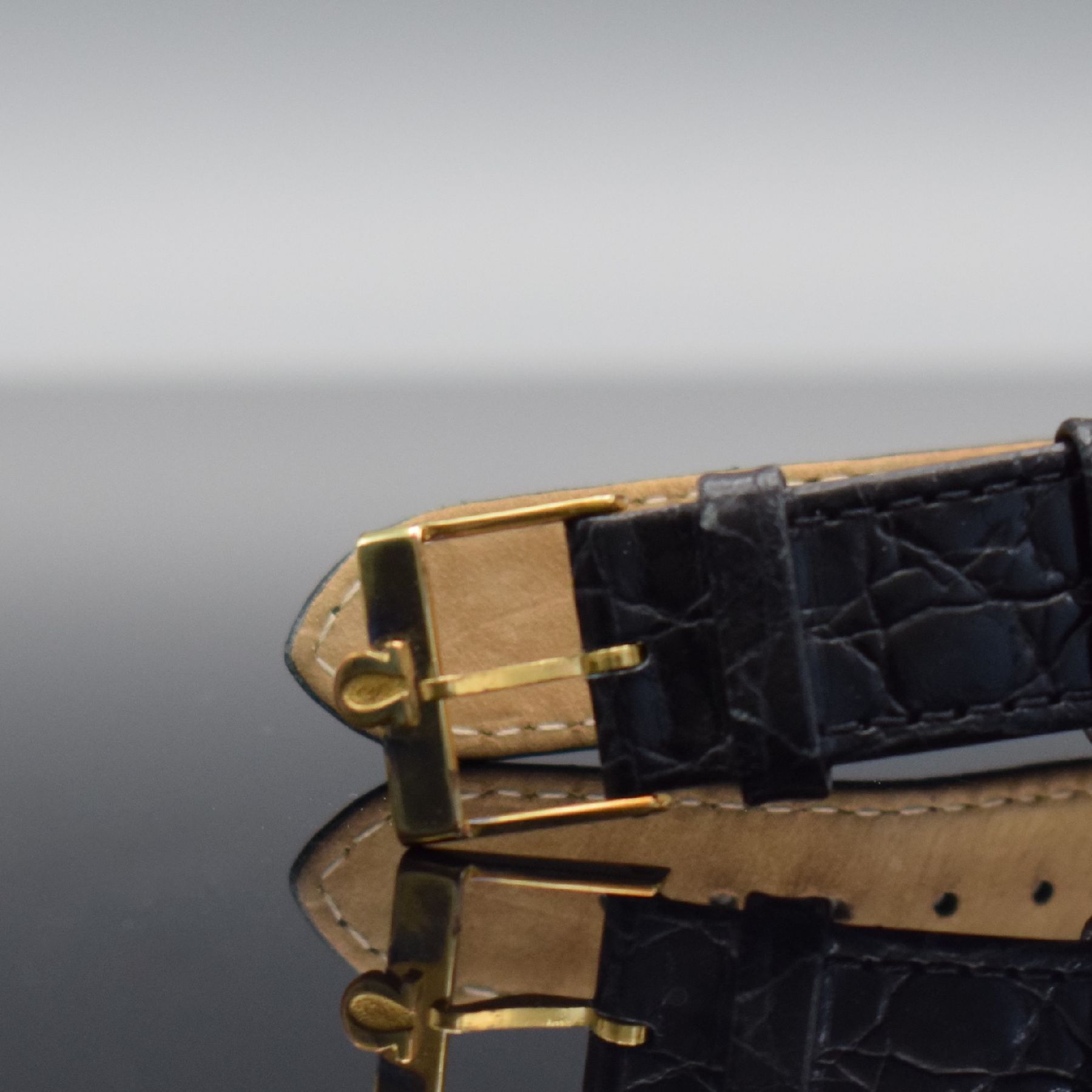 Detail j: OMEGA Herrenarmbanduhr in GG 750/000, Schweiz um 1961, Handaufzug, Ref. 14369/14374, 3-teil. Geh., Boden & Glasrand aufgedr., silb. Zifferbl. m. ...