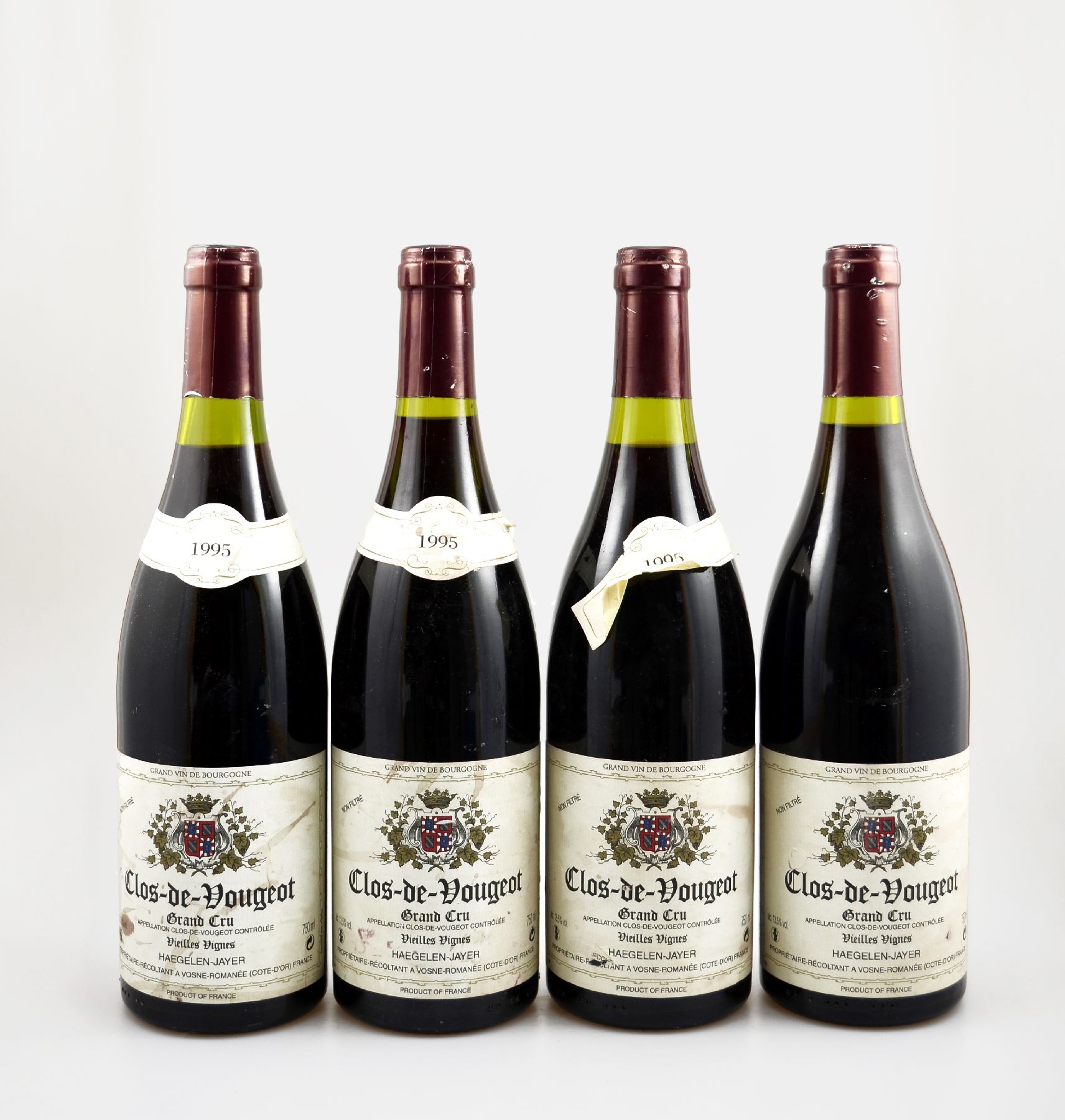 4 Flaschen 1995 Haegelen-Jayer Clos de Vougeot Grand Cru, Vieilles Vignes, Cote de Nuits, je ca. 75 cl, 13,5 % Vol., Abstände zwischen Kapsel und ...