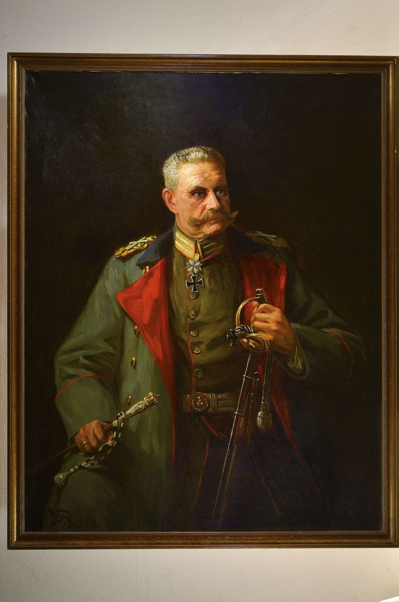Detail k: Hugo Vogel, 1855 Magdeburg-1934 Berlin, Porträt des Generalfeldmarschall Paul von Hindenburg; Öl/Lwd, rechts unten signiert und dat. 1917, ca. ...