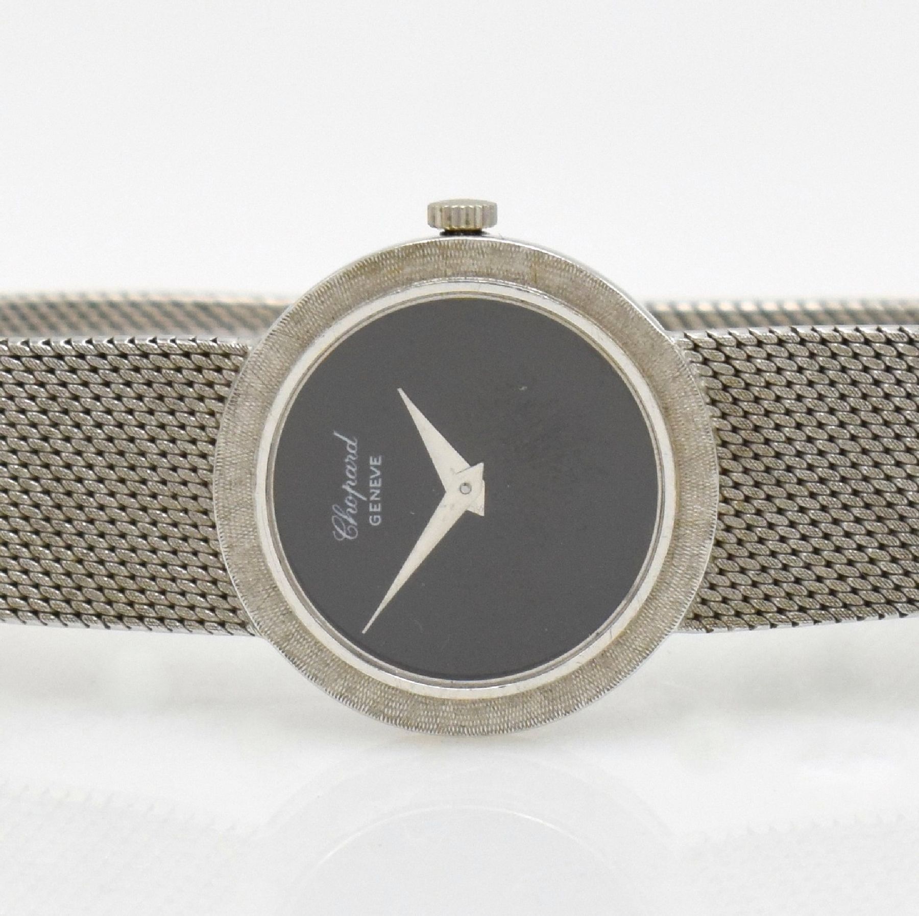 Detail a: CHOPARD Damenarmbanduhr in WG 750/000, Handaufzug, Schweiz 1960er Jahre, Milanaiseband, Boden aufgedr., Onyx-Zifferbl., verg. Rundankerw., Basiskal. ...
