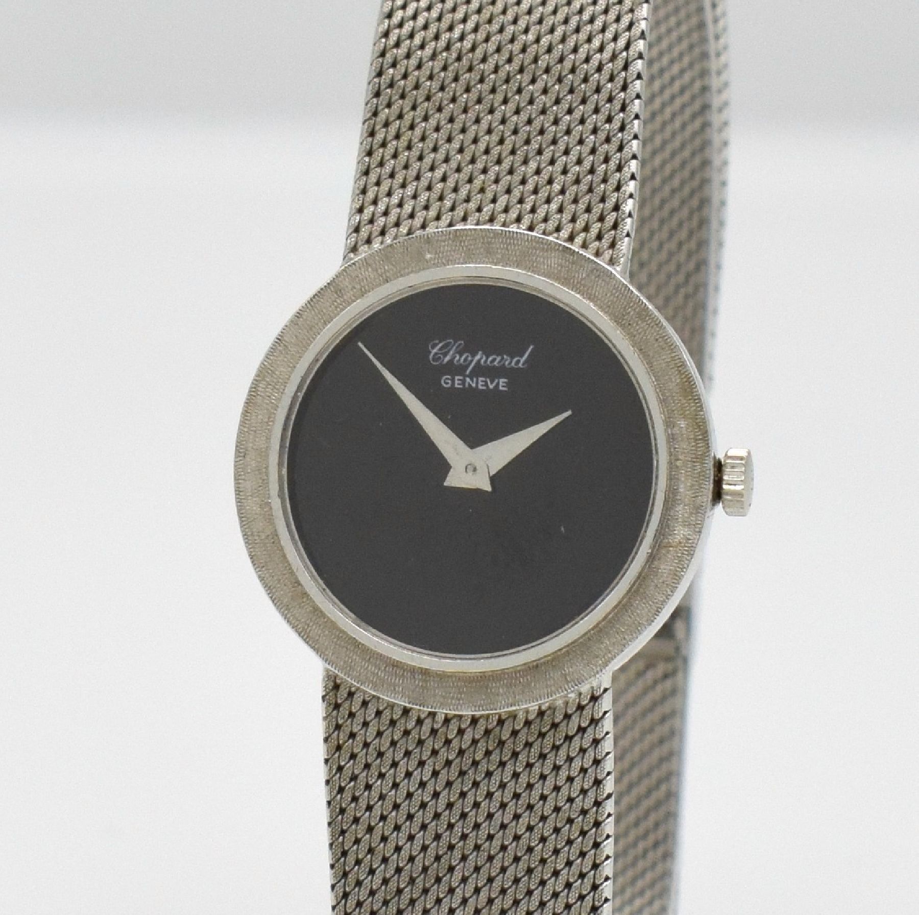 Detail c: CHOPARD Damenarmbanduhr in WG 750/000, Handaufzug, Schweiz 1960er Jahre, Milanaiseband, Boden aufgedr., Onyx-Zifferbl., verg. Rundankerw., Basiskal. ...