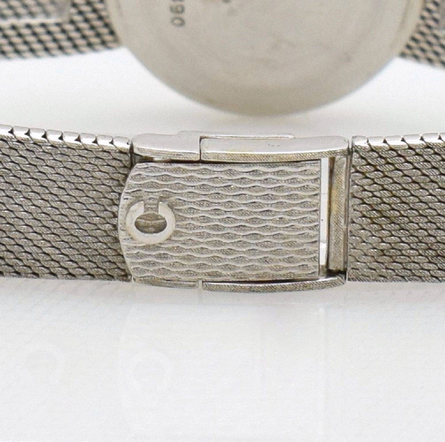 Detail d: CHOPARD Damenarmbanduhr in WG 750/000, Handaufzug, Schweiz 1960er Jahre, Milanaiseband, Boden aufgedr., Onyx-Zifferbl., verg. Rundankerw., Basiskal. ...