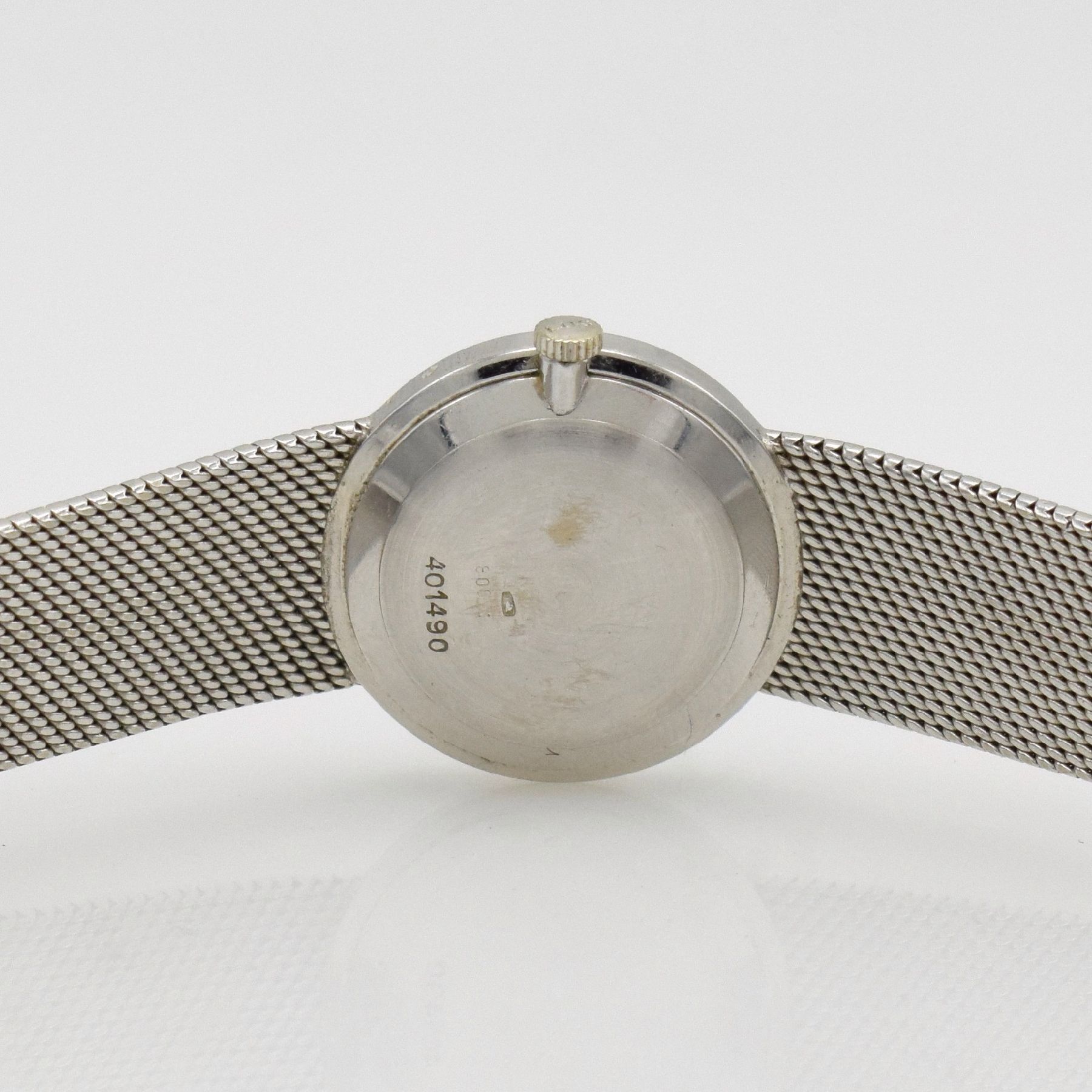 Detail e: CHOPARD Damenarmbanduhr in WG 750/000, Handaufzug, Schweiz 1960er Jahre, Milanaiseband, Boden aufgedr., Onyx-Zifferbl., verg. Rundankerw., Basiskal. ...
