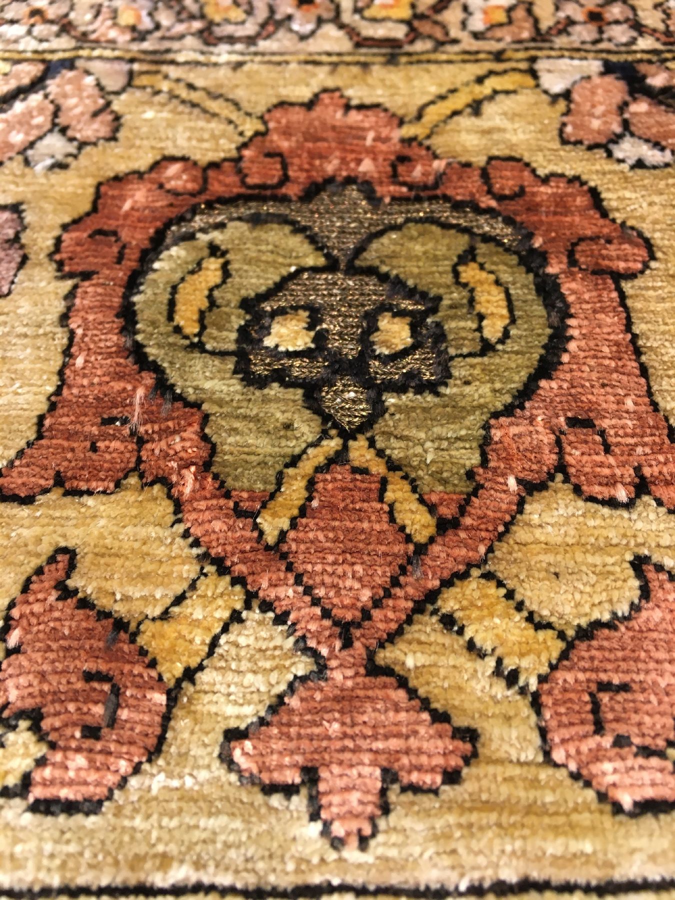 Detail b: Feiner Seiden Kum Kapi alt (Wagireh), Türkei Istanbul, um 1920/1930, reine Naturseide mit Metallbrokat. Spätere Kum Kapi produktion mit ...