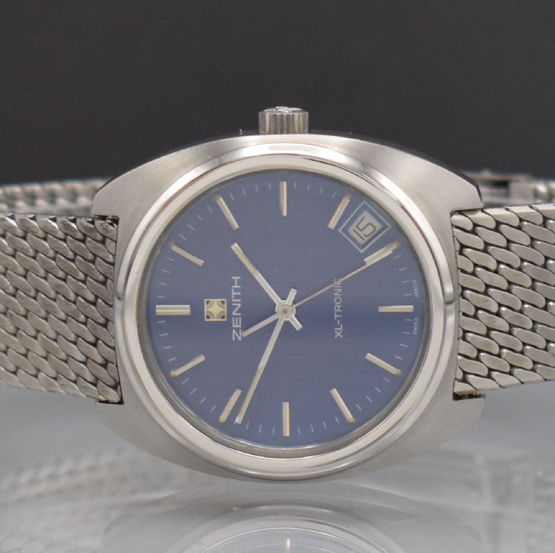 Detail a: ZENITH XL-Tronic Herrenarmbanduhr in Stahl, Schweiz um 1970, Stimmgabel-Werk, verschr. Geh. Ref. 01-0061-500, orig. Stahl- Milanaiseband, blaues ...