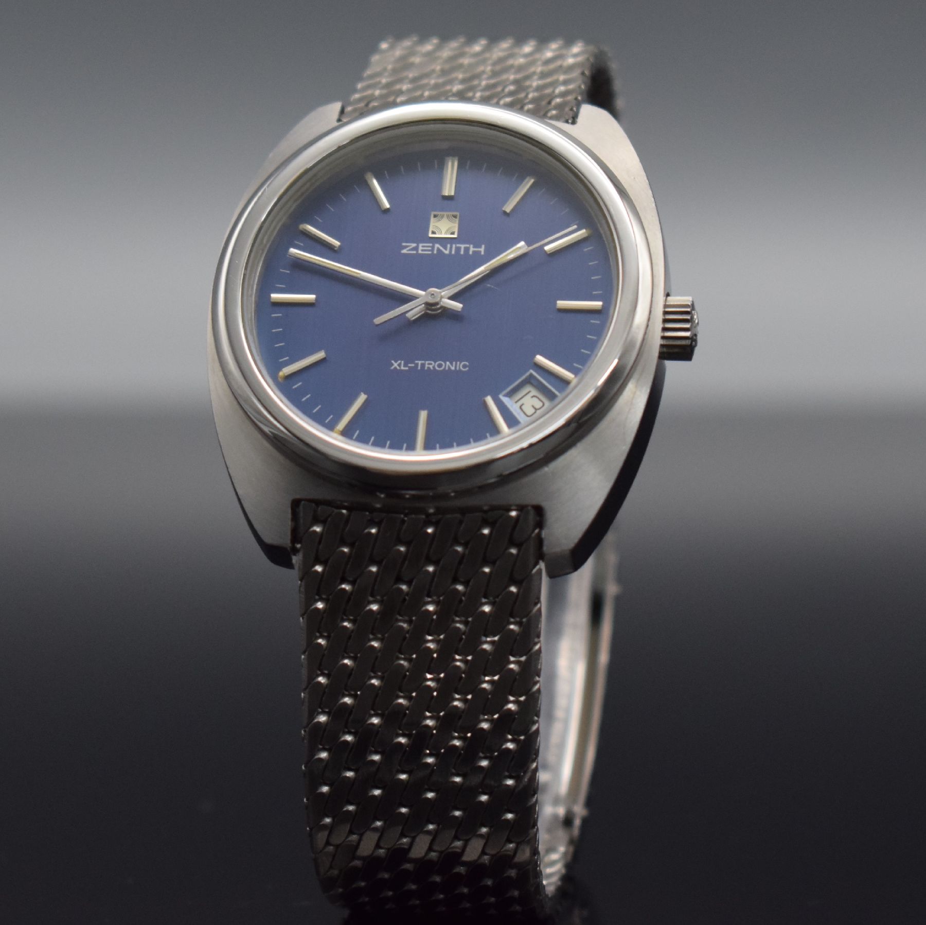 Detail b: ZENITH XL-Tronic Herrenarmbanduhr in Stahl, Schweiz um 1970, Stimmgabel-Werk, verschr. Geh. Ref. 01-0061-500, orig. Stahl- Milanaiseband, blaues ...