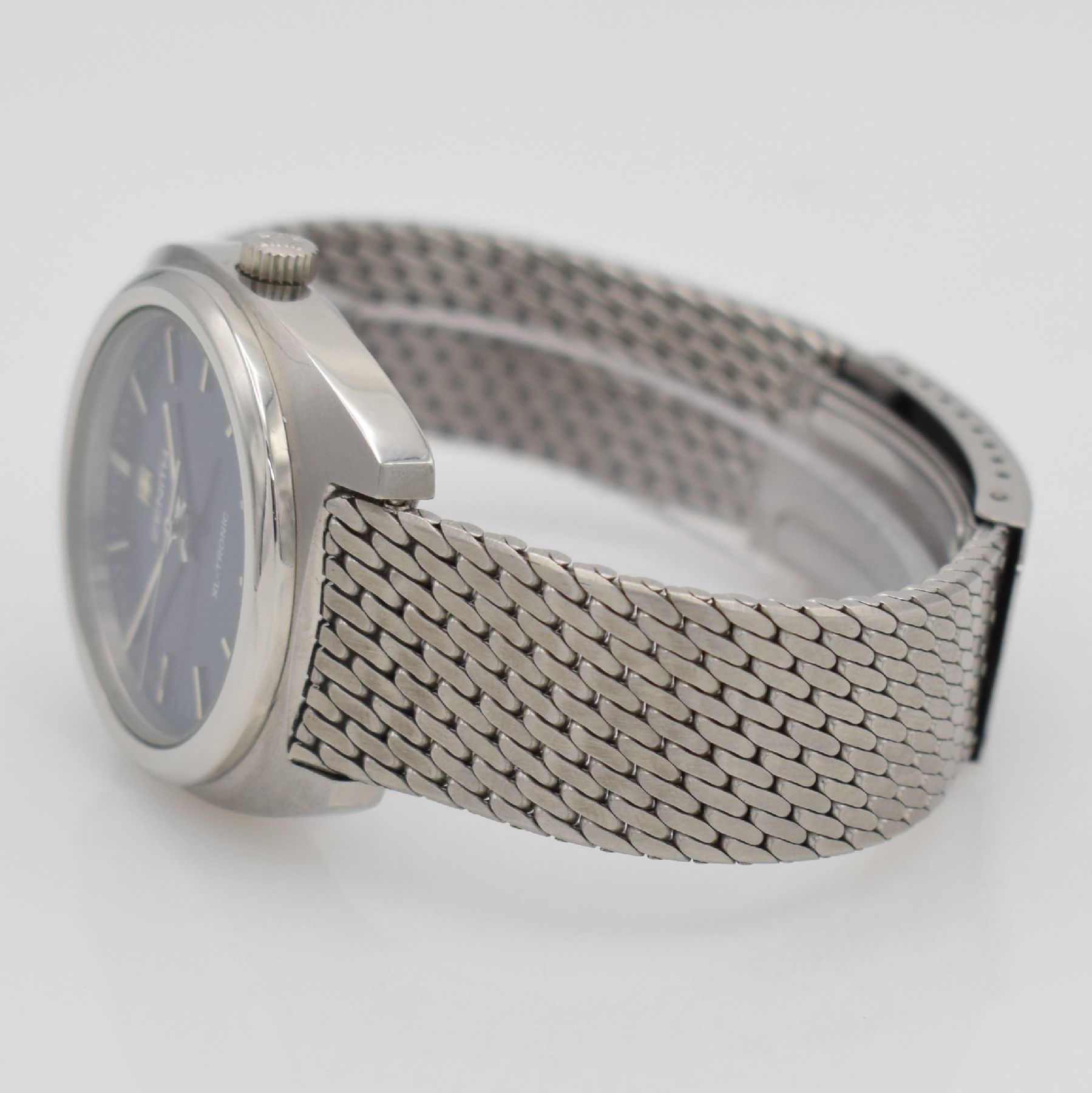 Detail d: ZENITH XL-Tronic Herrenarmbanduhr in Stahl, Schweiz um 1970, Stimmgabel-Werk, verschr. Geh. Ref. 01-0061-500, orig. Stahl- Milanaiseband, blaues ...