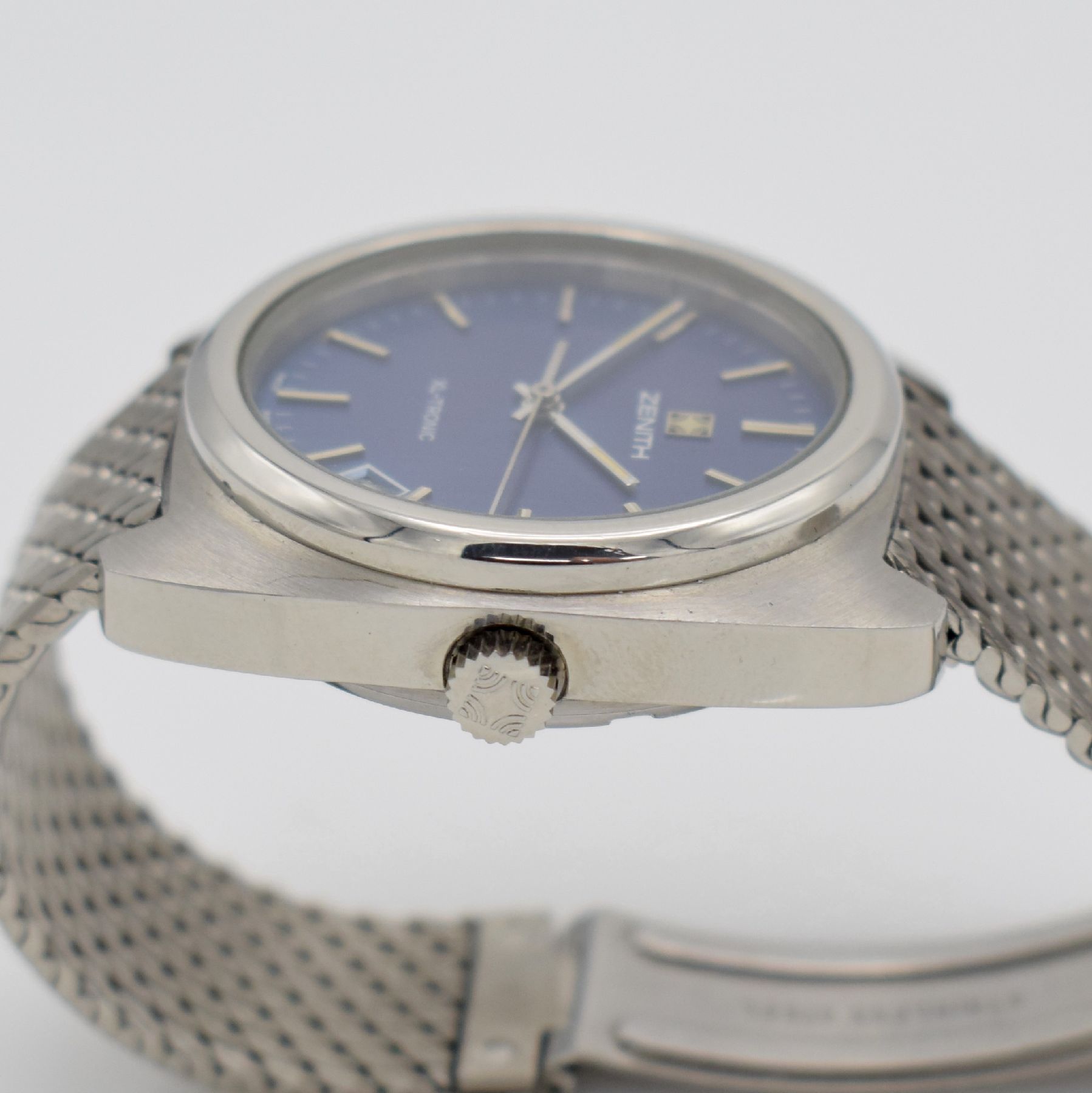 Detail g: ZENITH XL-Tronic Herrenarmbanduhr in Stahl, Schweiz um 1970, Stimmgabel-Werk, verschr. Geh. Ref. 01-0061-500, orig. Stahl- Milanaiseband, blaues ...