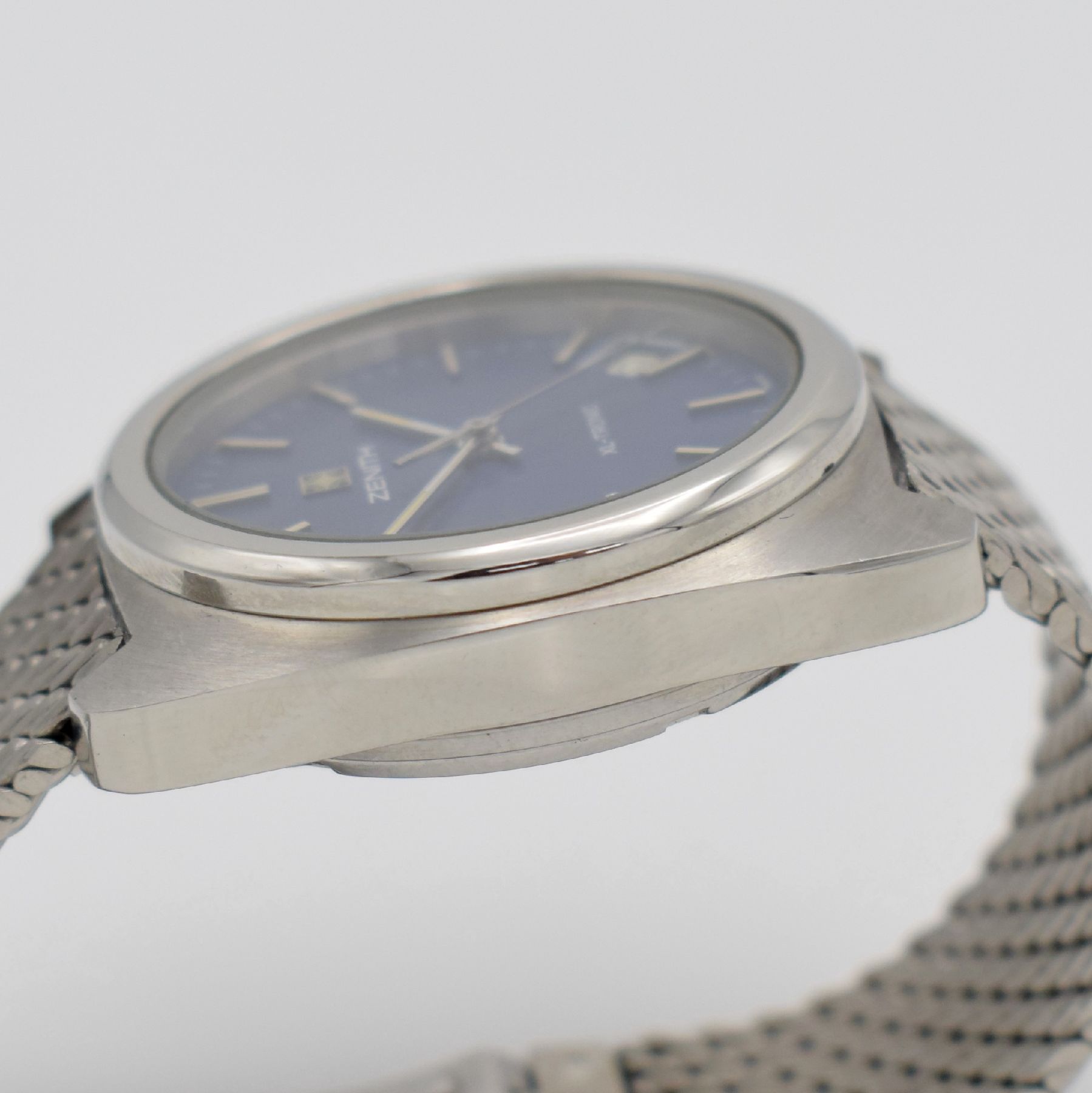 Detail h: ZENITH XL-Tronic Herrenarmbanduhr in Stahl, Schweiz um 1970, Stimmgabel-Werk, verschr. Geh. Ref. 01-0061-500, orig. Stahl- Milanaiseband, blaues ...