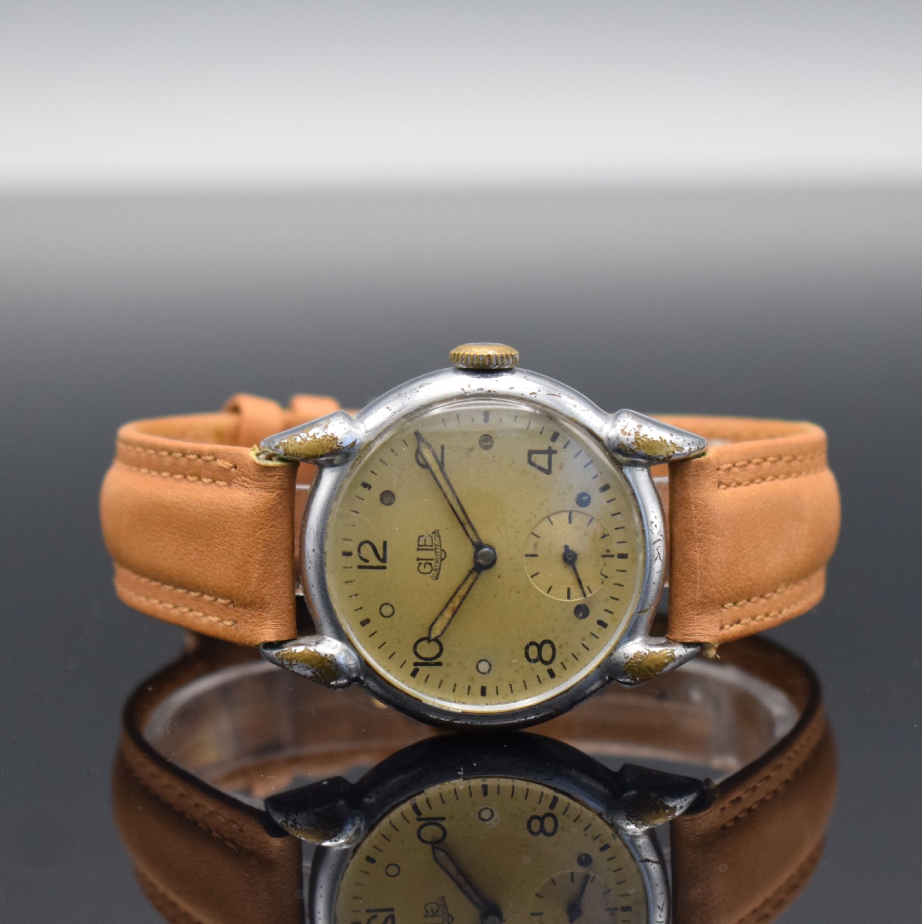 GUB Herrenarmbanduhr mit Kaliber 60, Handaufzug, DDR um 1952, verchr. Metallgeh. m. ausgef. Bandanst. ber., Edelstahlboden aufgedr., silb. Zifferbl. ...