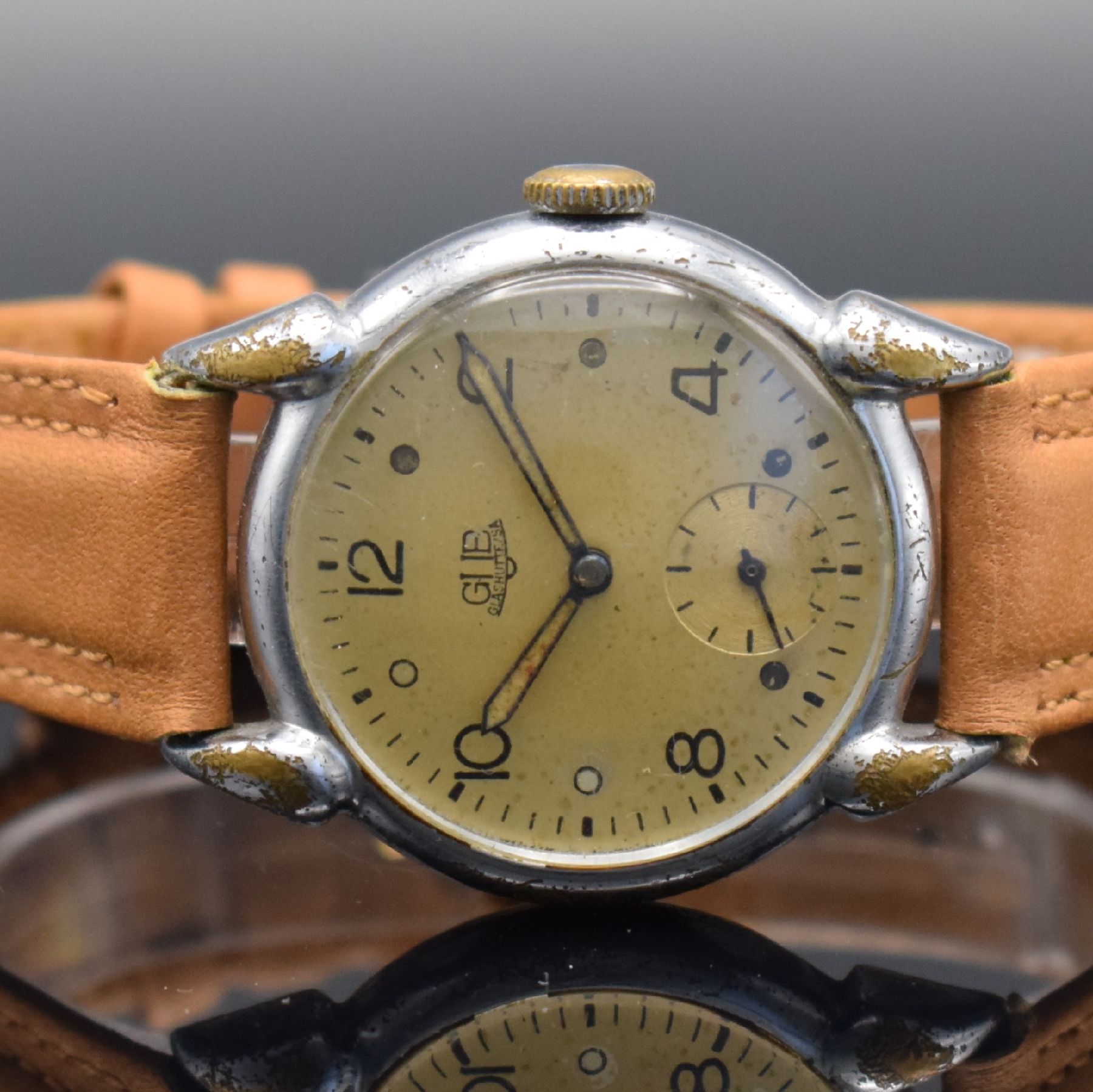 Detail a: GUB Herrenarmbanduhr mit Kaliber 60, Handaufzug, DDR um 1952, verchr. Metallgeh. m. ausgef. Bandanst. ber., Edelstahlboden aufgedr., silb. Zifferbl. ...