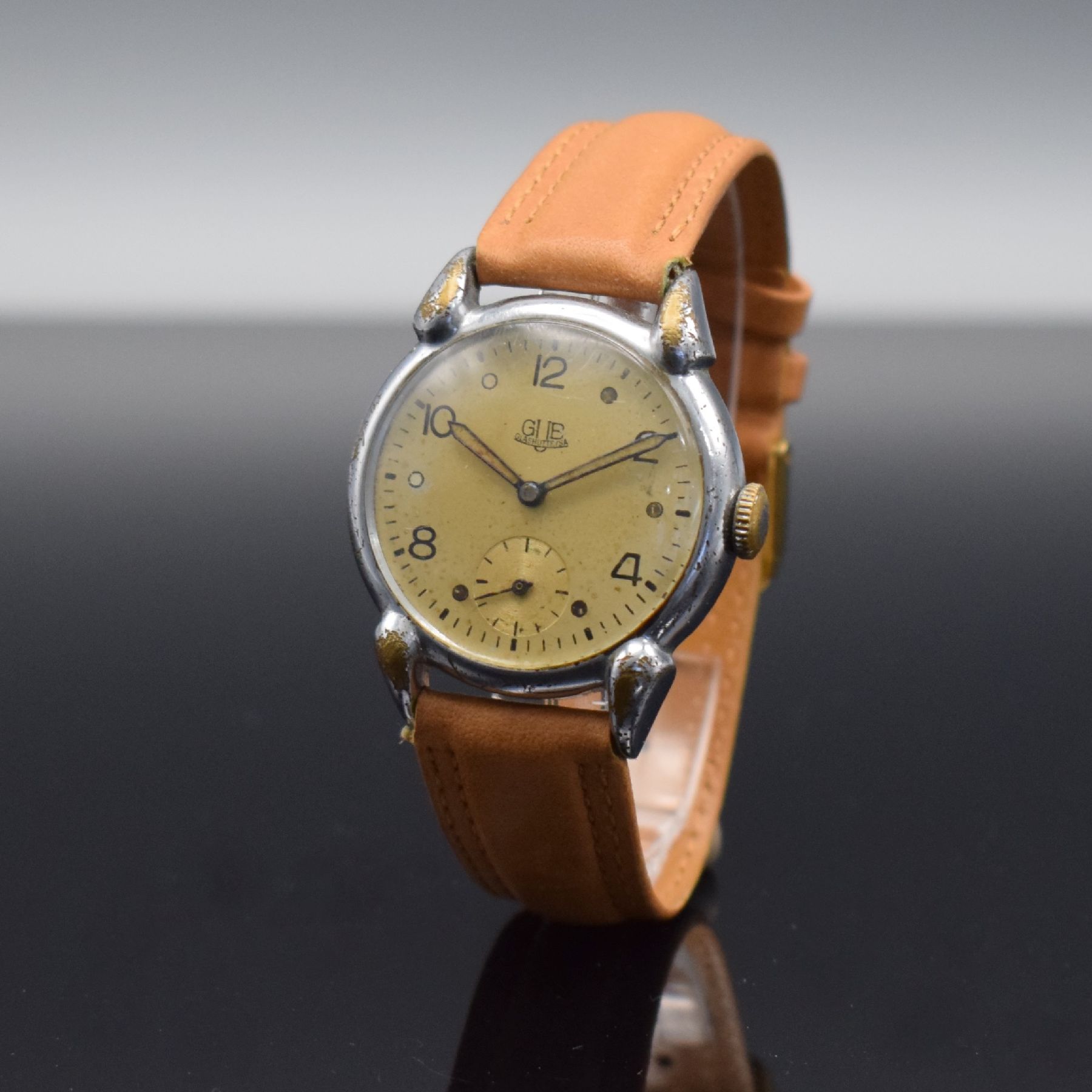 Detail b: GUB Herrenarmbanduhr mit Kaliber 60, Handaufzug, DDR um 1952, verchr. Metallgeh. m. ausgef. Bandanst. ber., Edelstahlboden aufgedr., silb. Zifferbl. ...