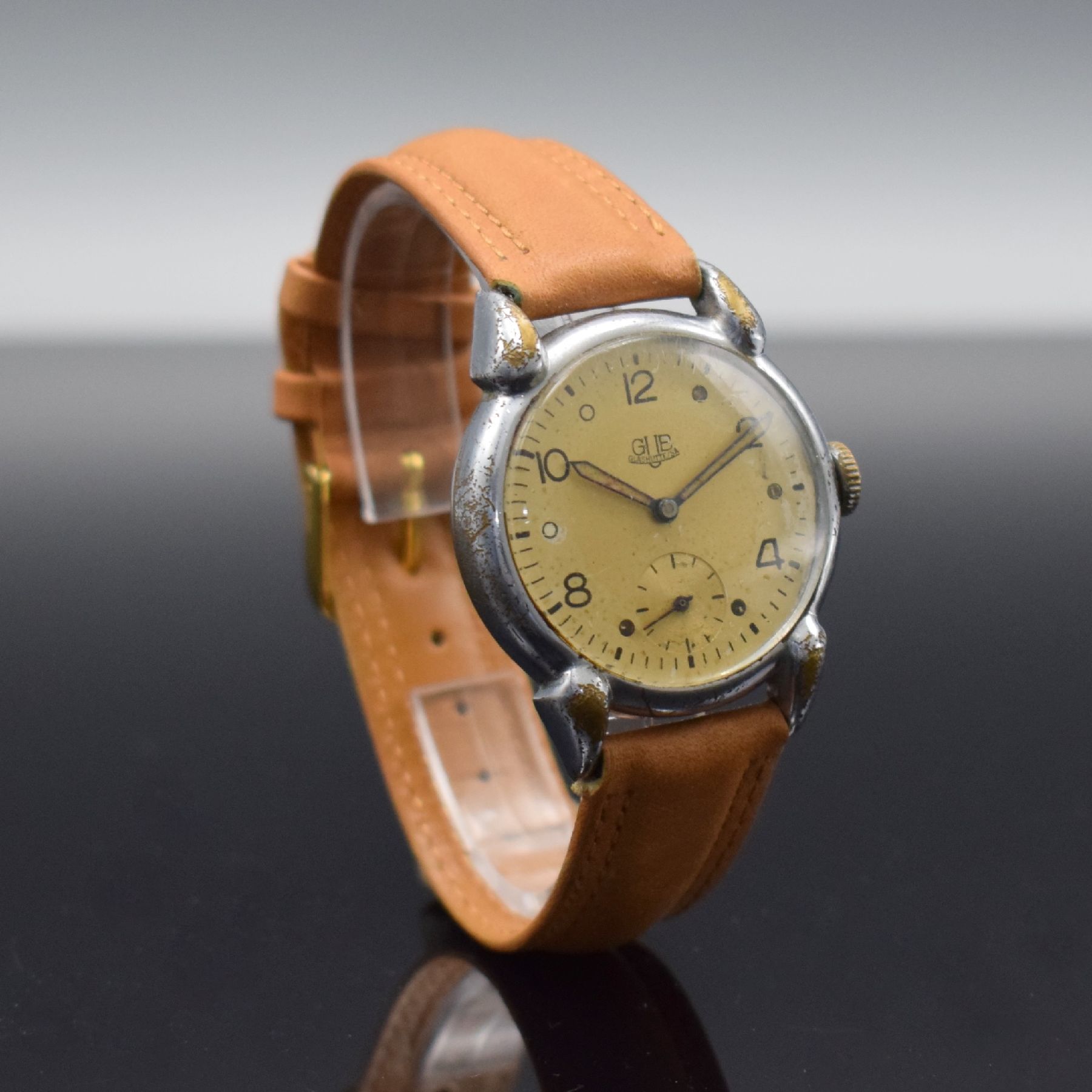 Detail d: GUB Herrenarmbanduhr mit Kaliber 60, Handaufzug, DDR um 1952, verchr. Metallgeh. m. ausgef. Bandanst. ber., Edelstahlboden aufgedr., silb. Zifferbl. ...
