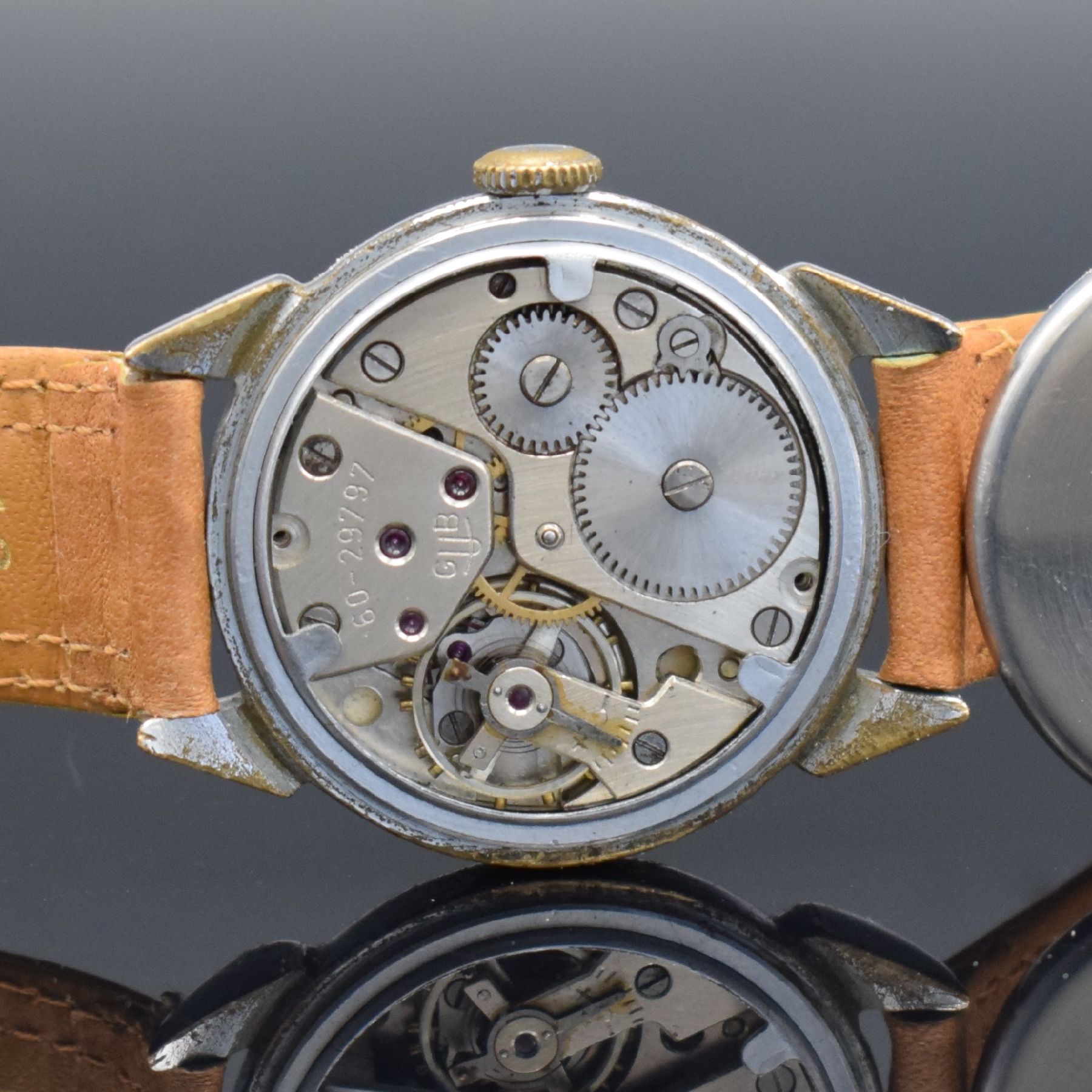 Detail g: GUB Herrenarmbanduhr mit Kaliber 60, Handaufzug, DDR um 1952, verchr. Metallgeh. m. ausgef. Bandanst. ber., Edelstahlboden aufgedr., silb. Zifferbl. ...