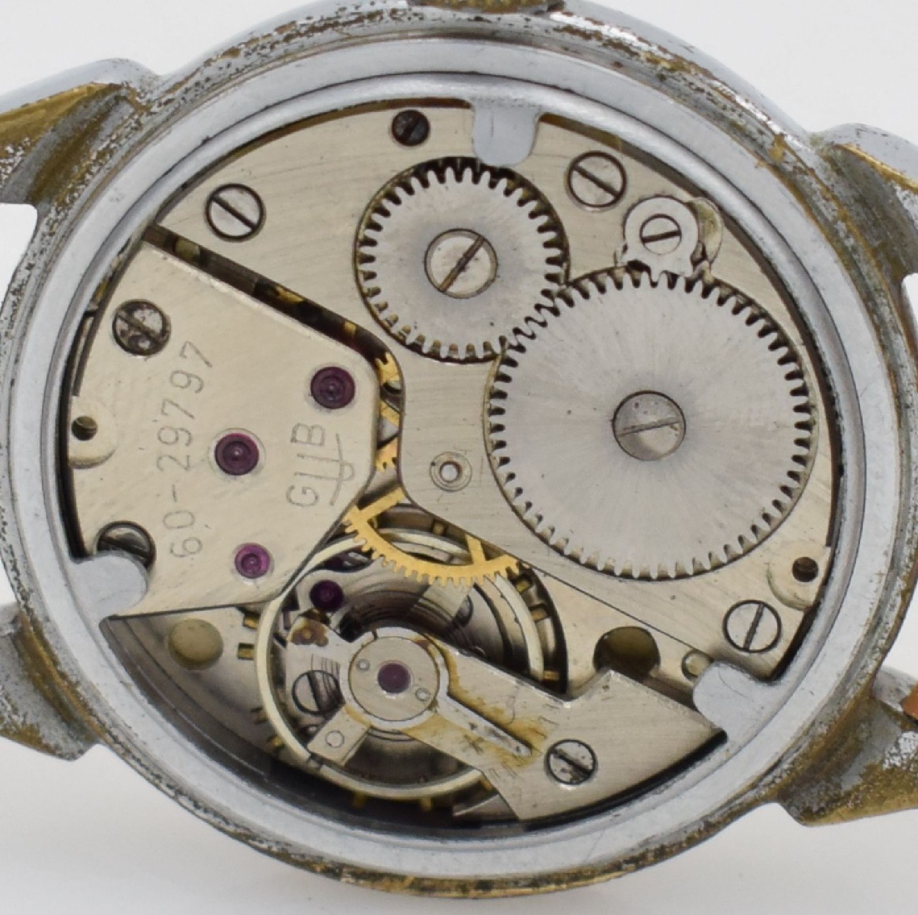 Detail h: GUB Herrenarmbanduhr mit Kaliber 60, Handaufzug, DDR um 1952, verchr. Metallgeh. m. ausgef. Bandanst. ber., Edelstahlboden aufgedr., silb. Zifferbl. ...