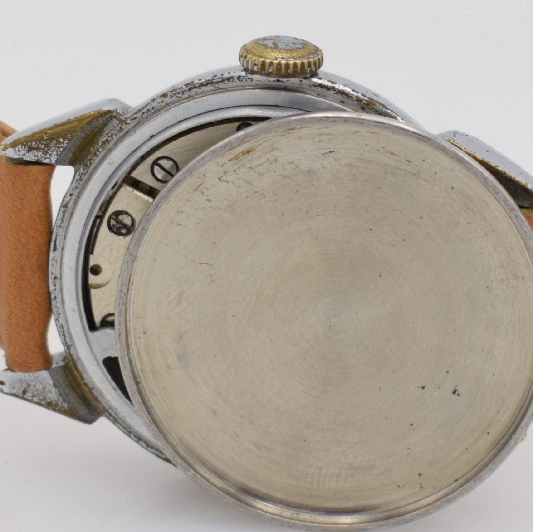 Detail i: GUB Herrenarmbanduhr mit Kaliber 60, Handaufzug, DDR um 1952, verchr. Metallgeh. m. ausgef. Bandanst. ber., Edelstahlboden aufgedr., silb. Zifferbl. ...