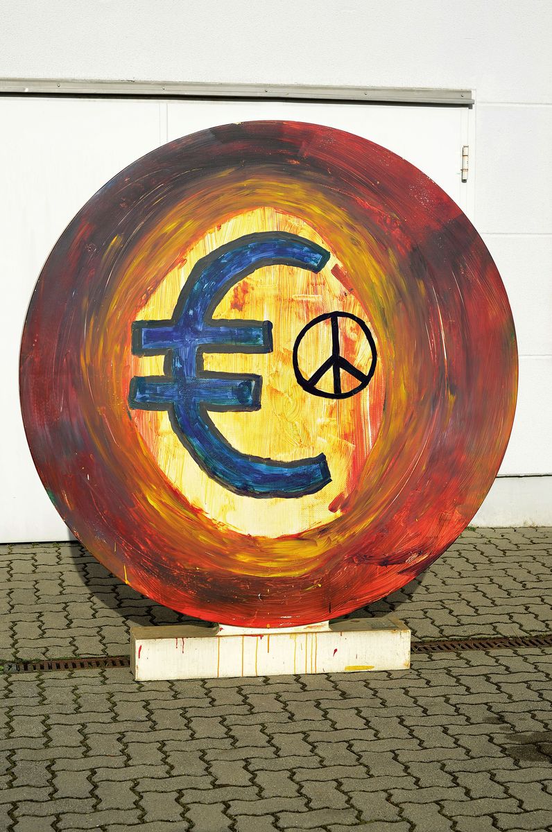 Detail l: Markus Lüpertz, geb. 1941, Die Anbetung des Goldenen Kalbes, Euro-Taler Skulptur, entstanden 2000 zur Einführung des Euro im Projekt Euro und ...