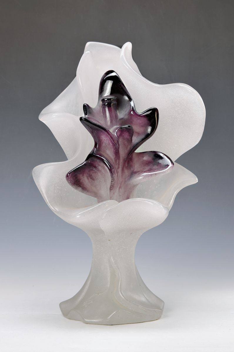 Salvador Dali, Entwurf für Cristallerie Daum, "Phonographe Antediluvien", 1980, Pate de verre in Farblos und lilafarben, poliert, am ...