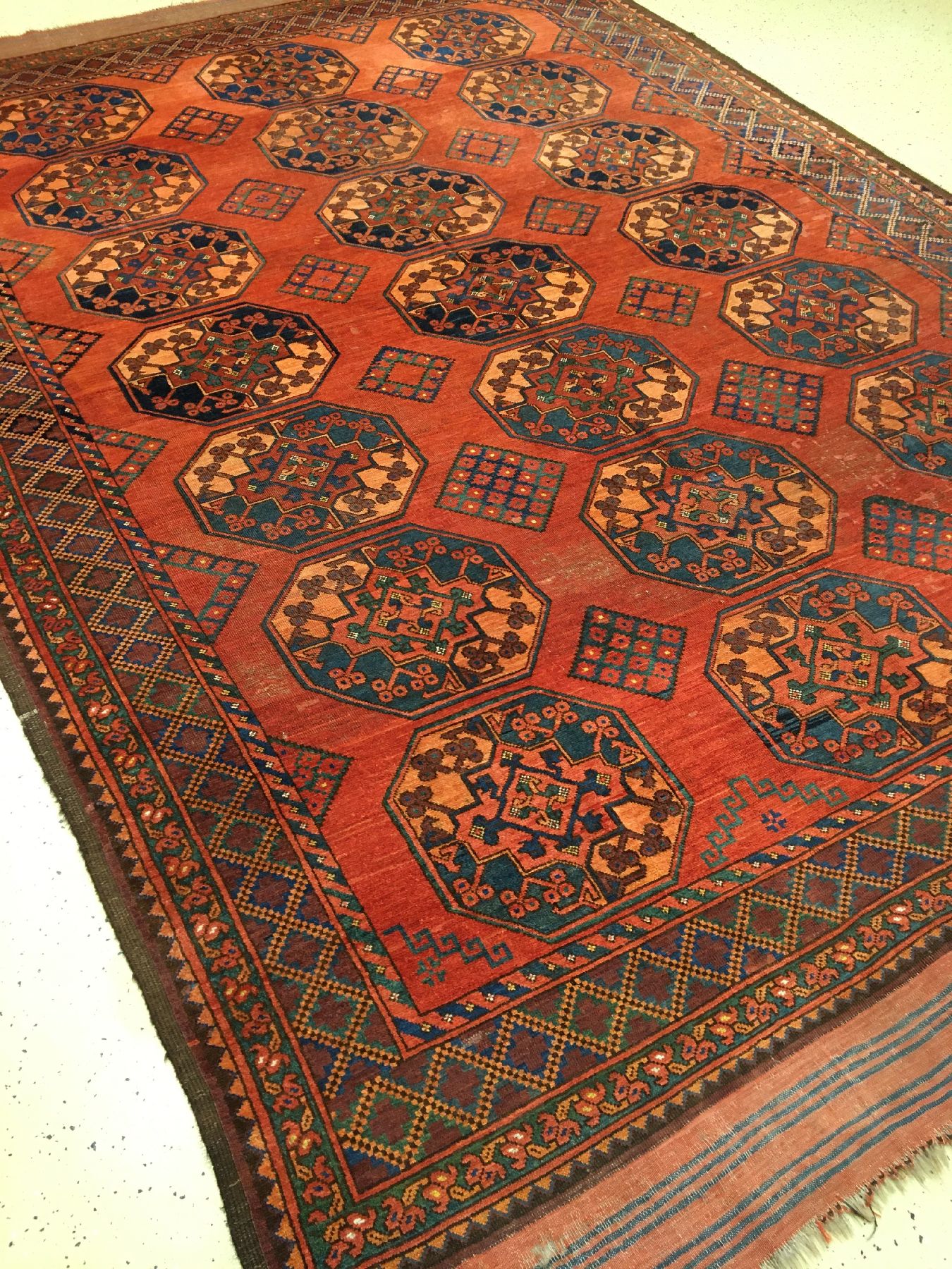 Detail a: Ersari "Hauptteppich" antik (Gülli-Güls), Turkmenistan Amu-Darja, 19.Jhd., Wolle geknüpft auf Wolle. Seltener fein geknüpfter ...