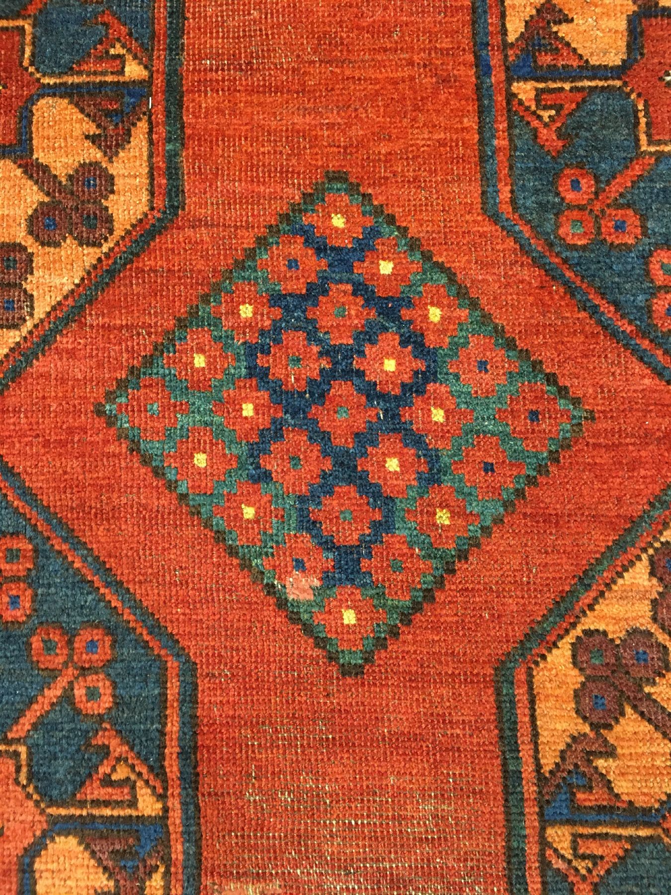 Detail d: Ersari "Hauptteppich" antik (Gülli-Güls), Turkmenistan Amu-Darja, 19.Jhd., Wolle geknüpft auf Wolle. Seltener fein geknüpfter ...