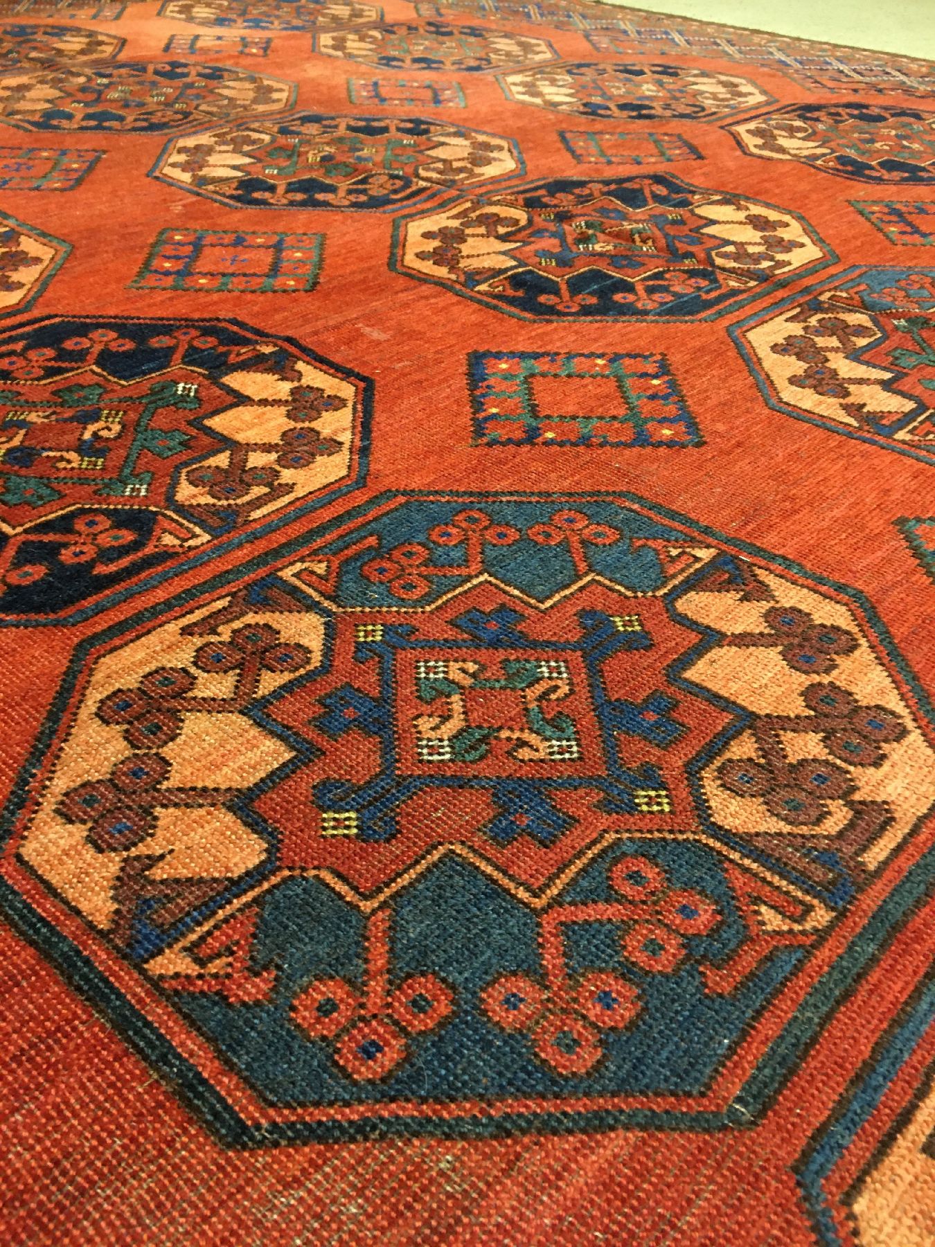 Detail e: Ersari "Hauptteppich" antik (Gülli-Güls), Turkmenistan Amu-Darja, 19.Jhd., Wolle geknüpft auf Wolle. Seltener fein geknüpfter ...
