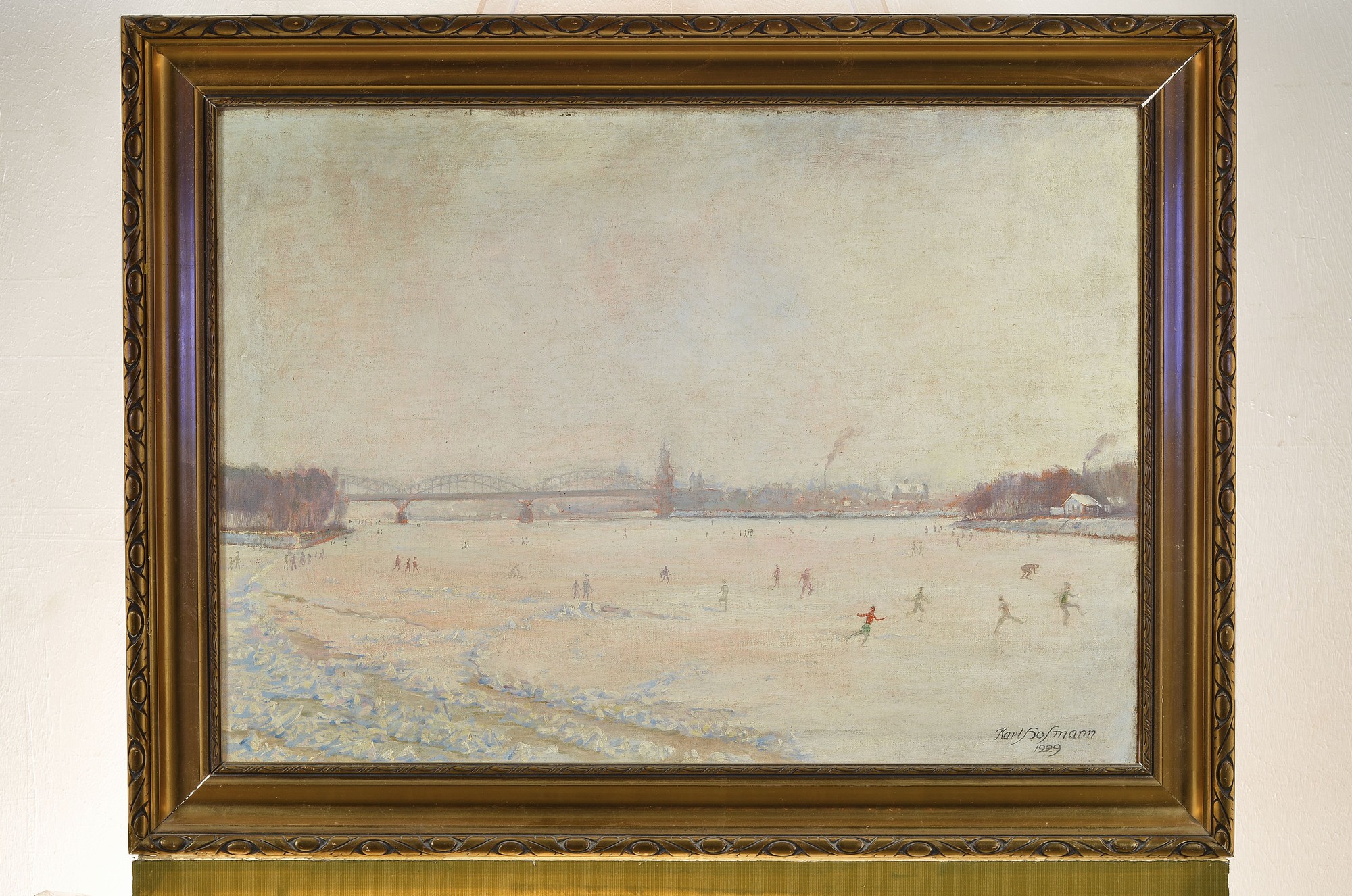 Detail k: Karl Hofmann, datiert 1929, Eisvergnügen, zahlreiche Schlittschuhläufer der Eisfläche, im Hintergrund eine Stadt und eine Eisenbahnbrücke, ...