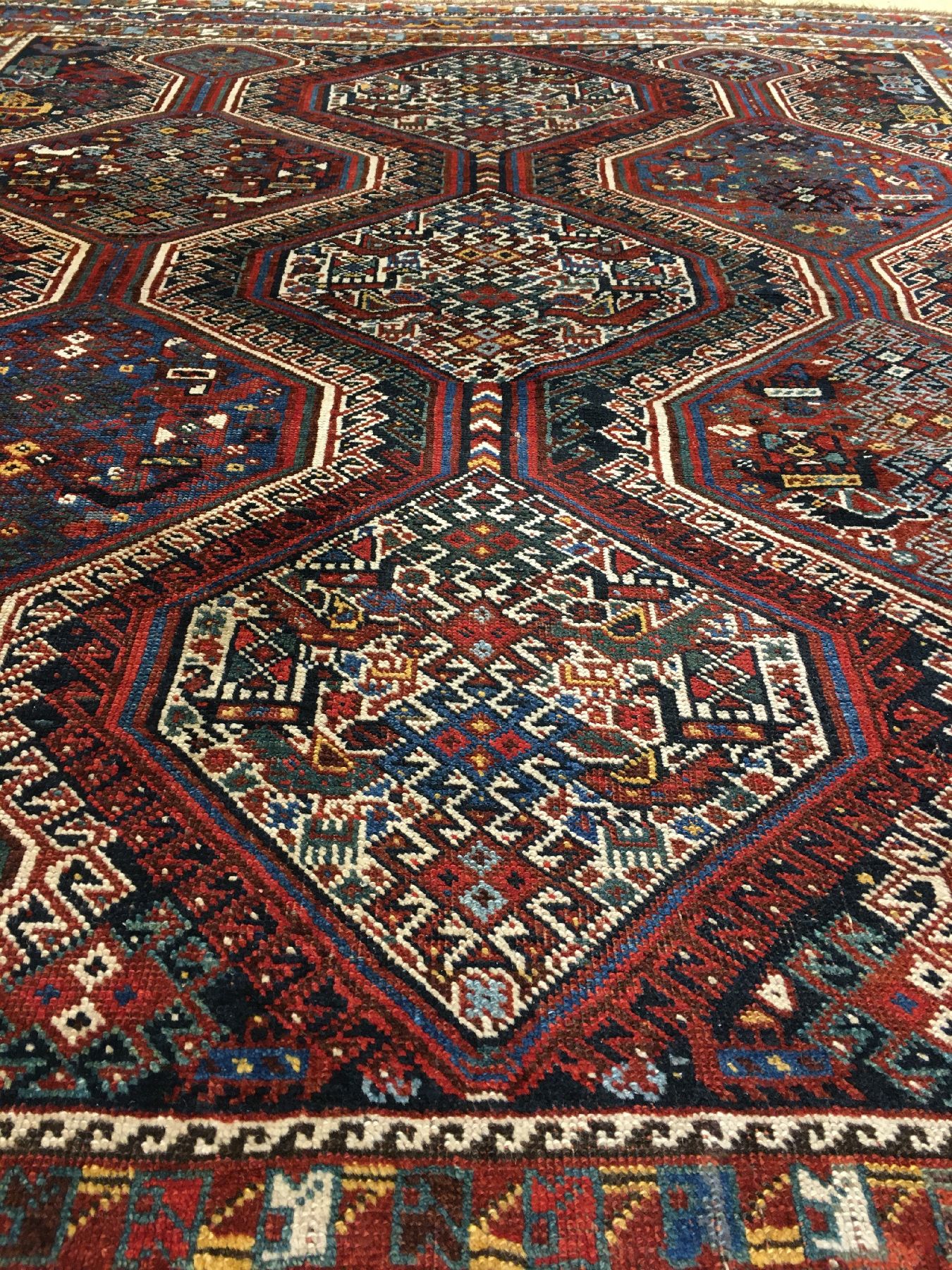 Detail b: Khamseh antik, Südwestpersien Fars-Gebiet, 19.Jhd., Wolle geknüpft auf Wolle. Breitformatiger Khamseh mit charakteristischen Hühner Motiven. Gute ...
