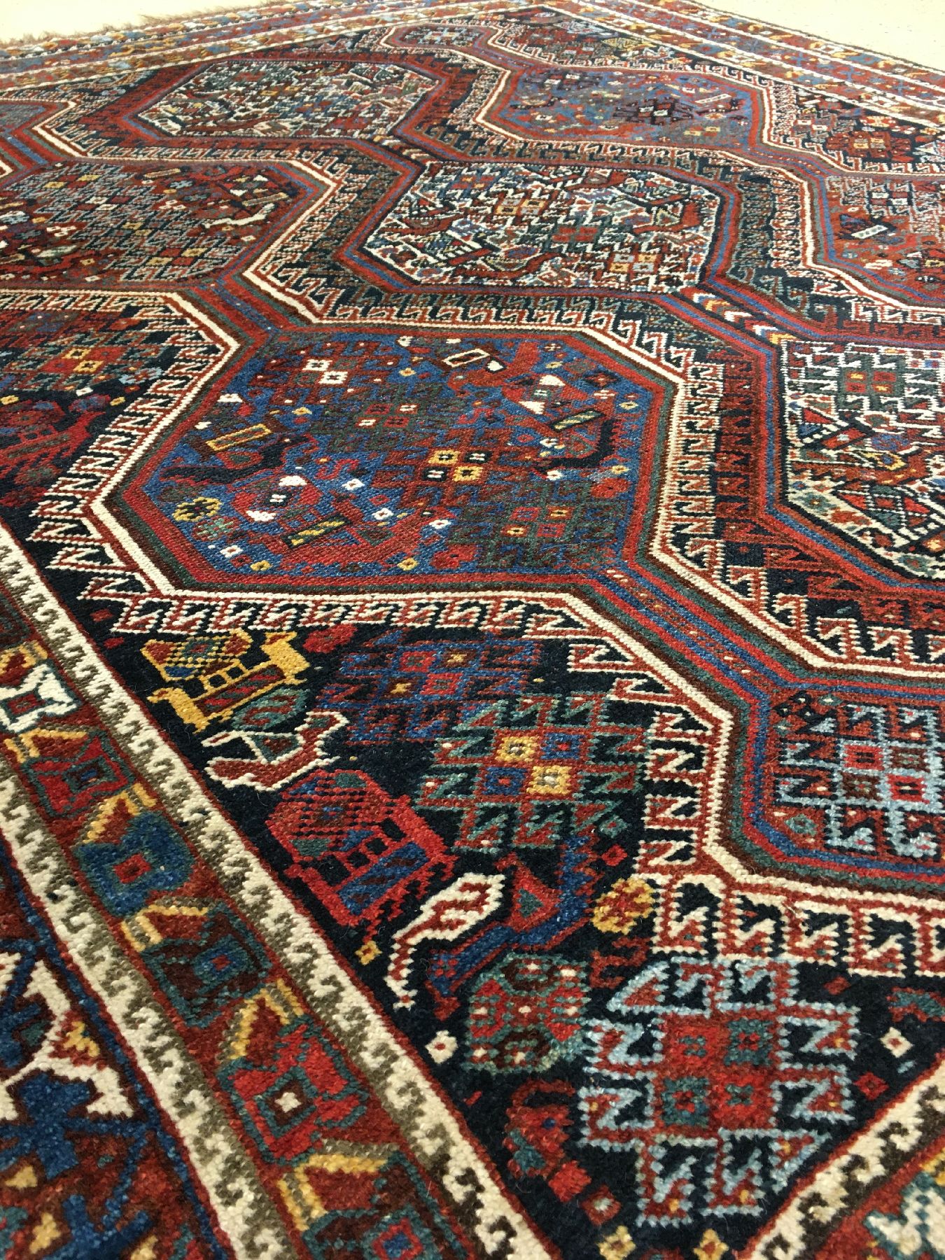 Detail c: Khamseh antik, Südwestpersien Fars-Gebiet, 19.Jhd., Wolle geknüpft auf Wolle. Breitformatiger Khamseh mit charakteristischen Hühner Motiven. Gute ...