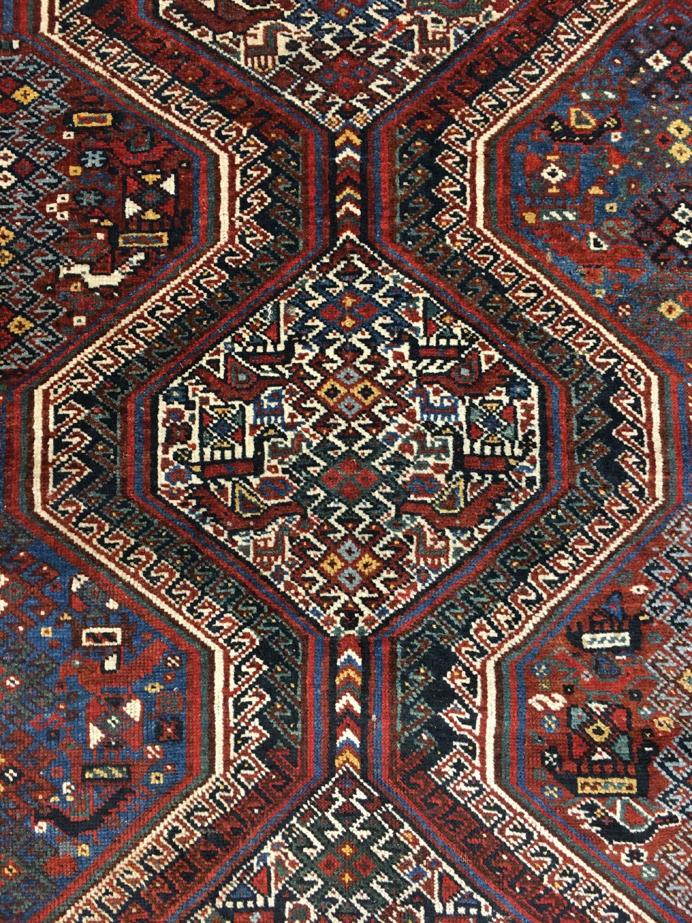 Detail d: Khamseh antik, Südwestpersien Fars-Gebiet, 19.Jhd., Wolle geknüpft auf Wolle. Breitformatiger Khamseh mit charakteristischen Hühner Motiven. Gute ...