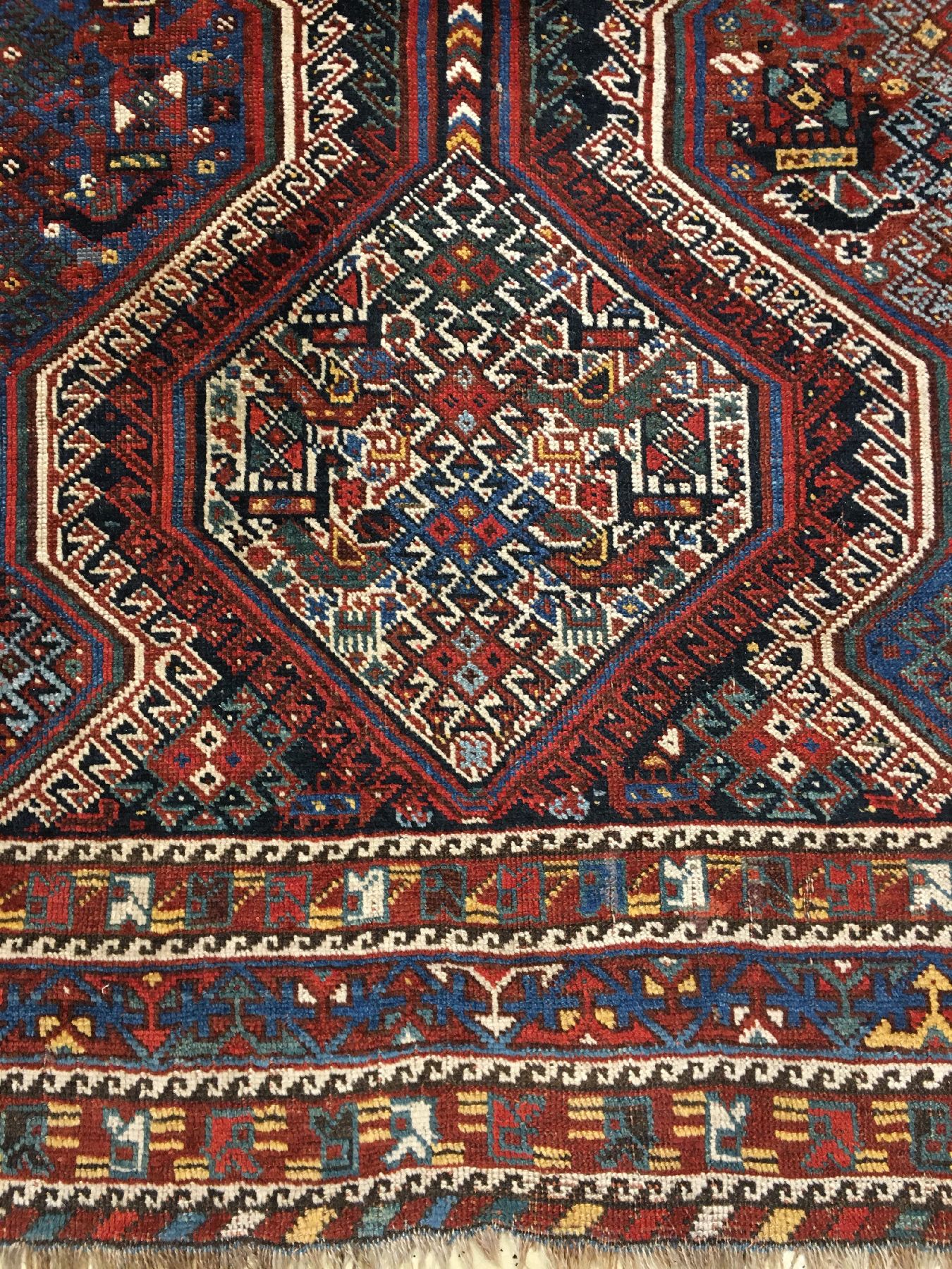 Detail e: Khamseh antik, Südwestpersien Fars-Gebiet, 19.Jhd., Wolle geknüpft auf Wolle. Breitformatiger Khamseh mit charakteristischen Hühner Motiven. Gute ...