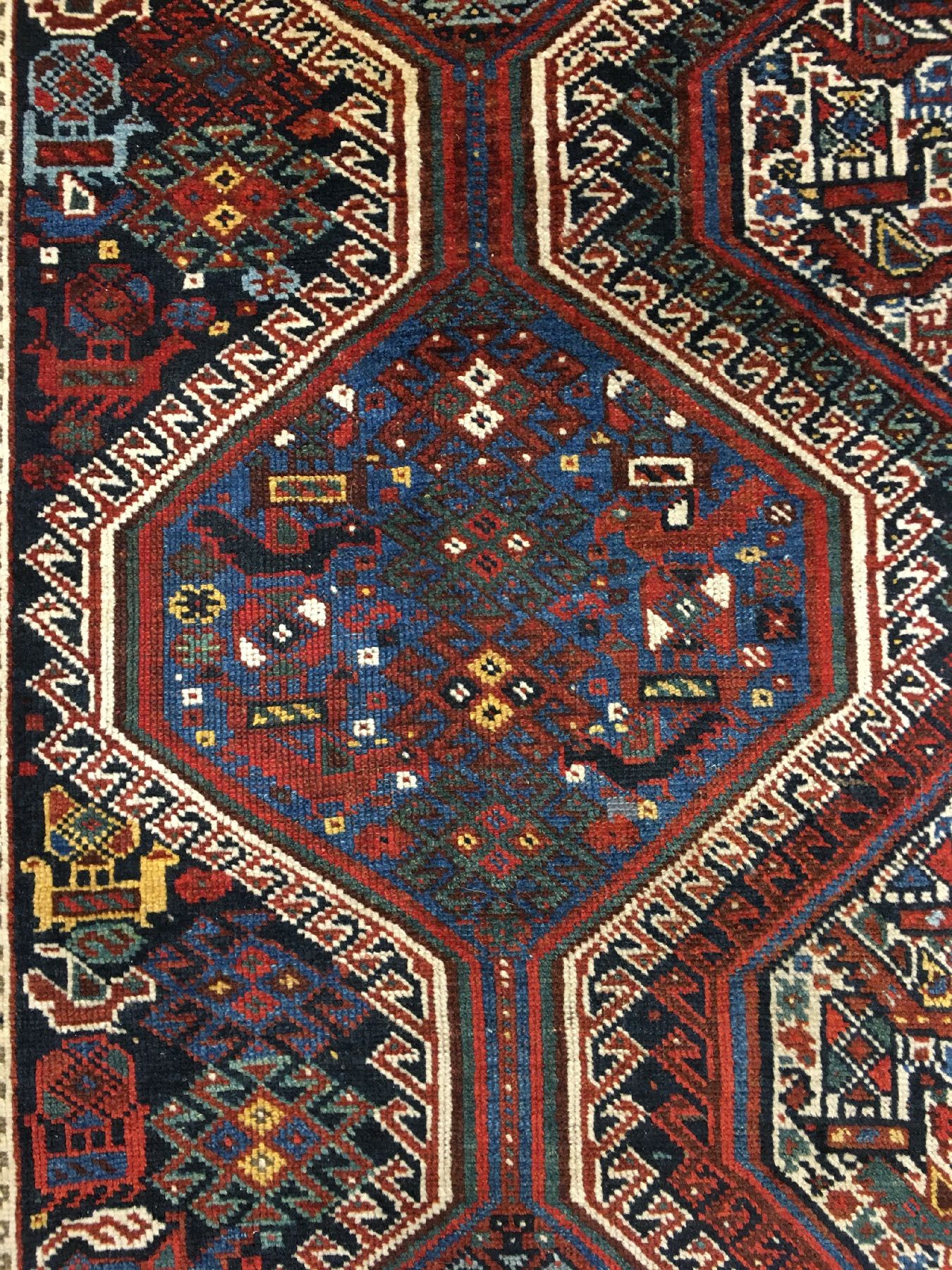 Detail f: Khamseh antik, Südwestpersien Fars-Gebiet, 19.Jhd., Wolle geknüpft auf Wolle. Breitformatiger Khamseh mit charakteristischen Hühner Motiven. Gute ...