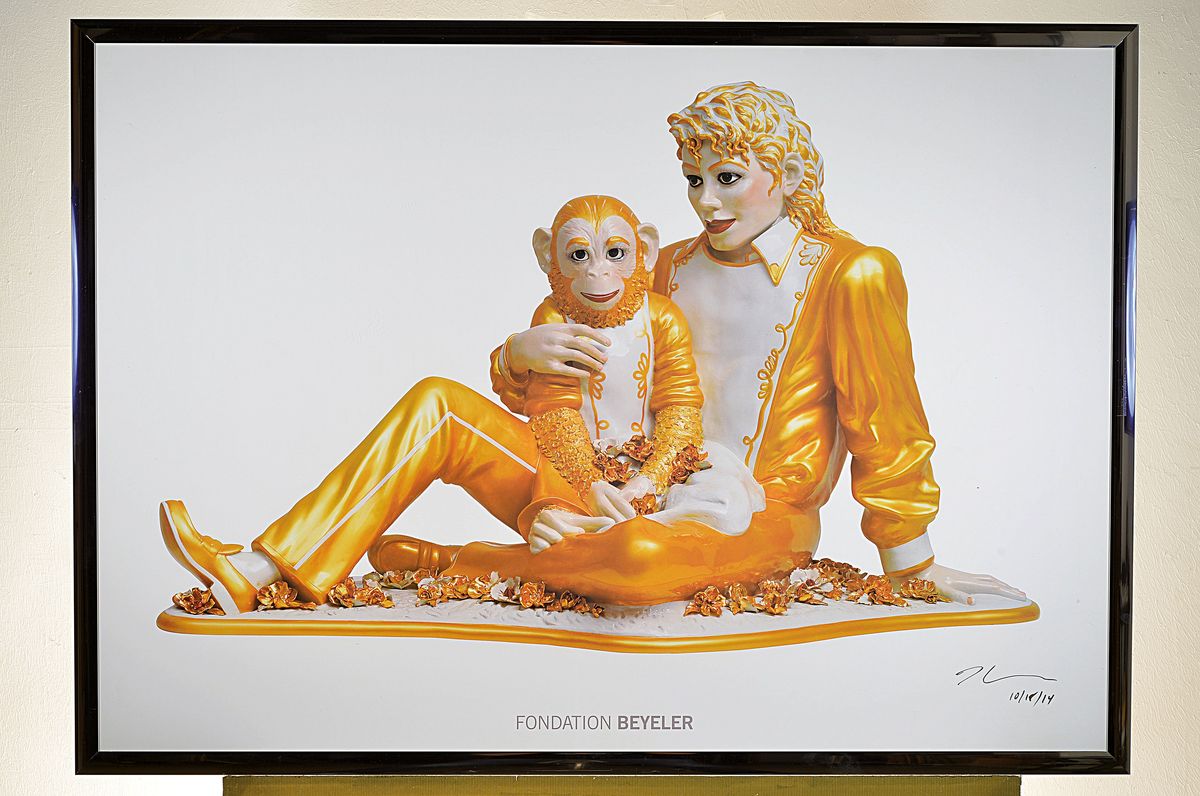 Detail k: Jeff Koons, geb. 1955, "Michael Jackson and Bubbles", Fondation Beyeler, Offset-Lithographie, mit Goldstift handsign., dat., unter ...