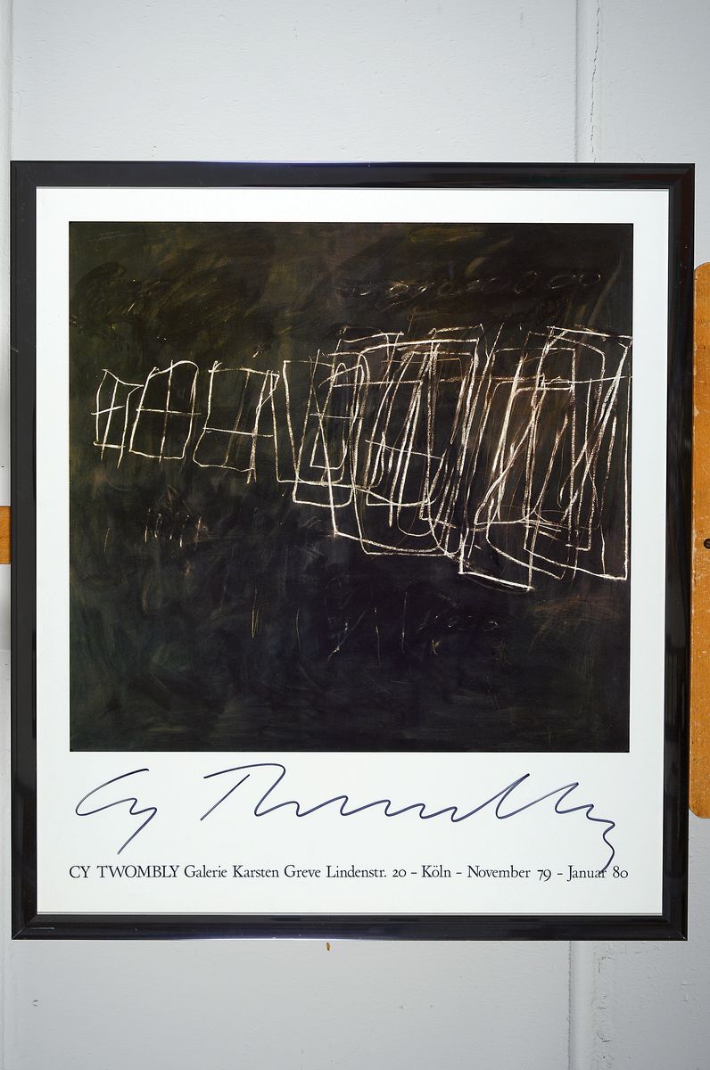 Detail k: Cy Twombly, 1928-2011, Galerie Greve, Köln 1979, Offset-Lithografie auf Glanzkarton,handsign., unter Plexiglas gerahmt, gesamt ca.69x60 cm