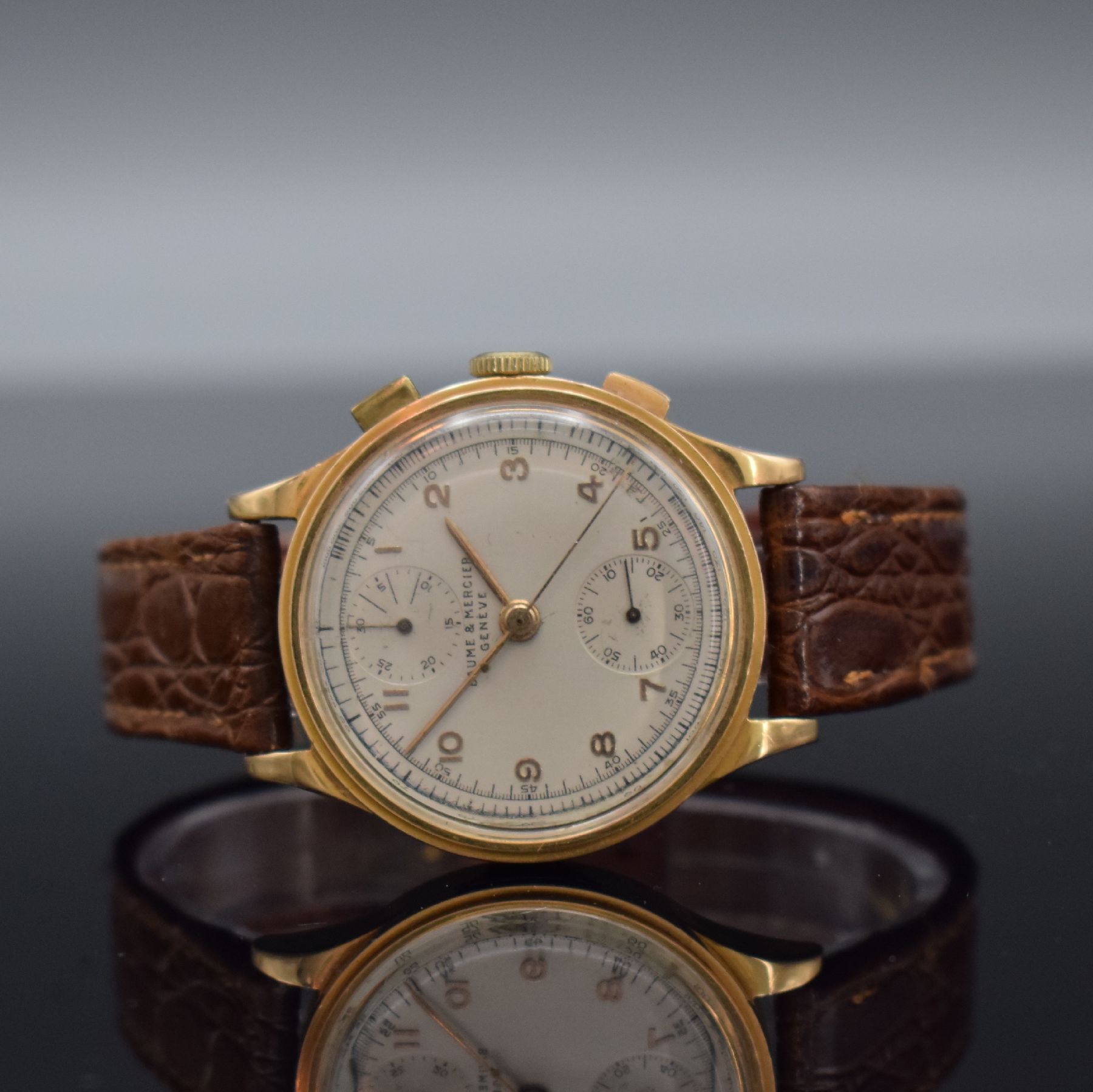BAUME & MERCIER Schaltradchronograph in RG 750/000, Handaufzug, Schweiz um 1945, Boden & Glasrand aufgedr., silb. Zifferbl. m. arab. Std., rotgold. ...