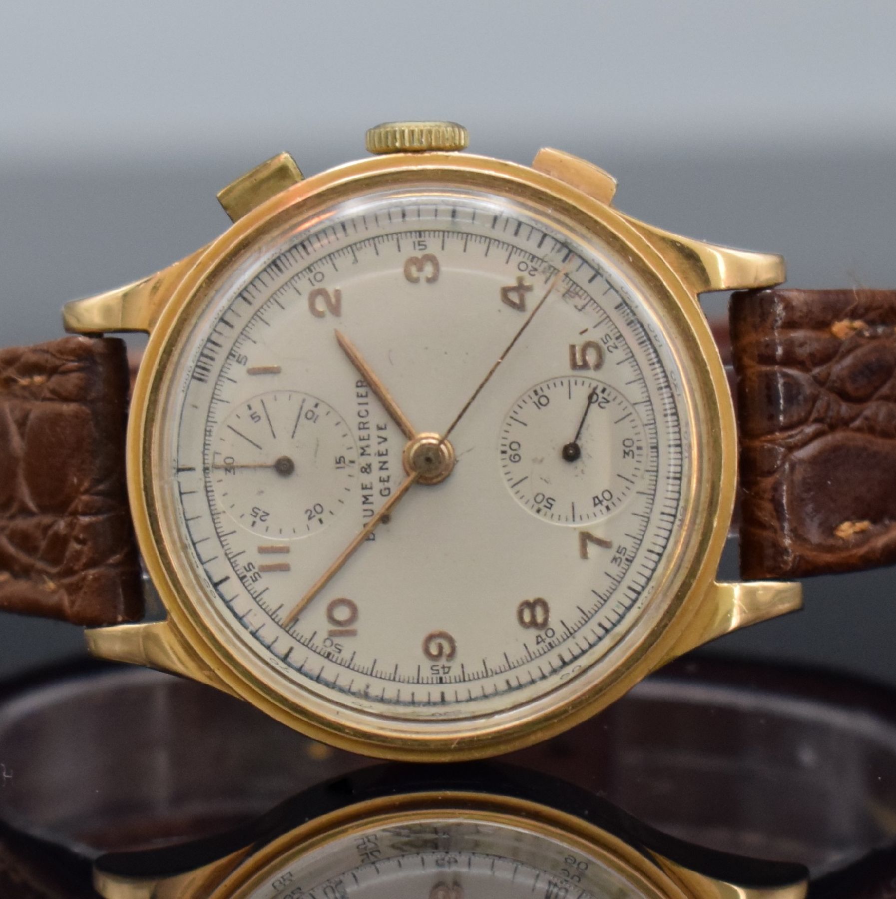 Detail a: BAUME & MERCIER Schaltradchronograph in RG 750/000, Handaufzug, Schweiz um 1945, Boden & Glasrand aufgedr., silb. Zifferbl. m. arab. Std., rotgold. ...