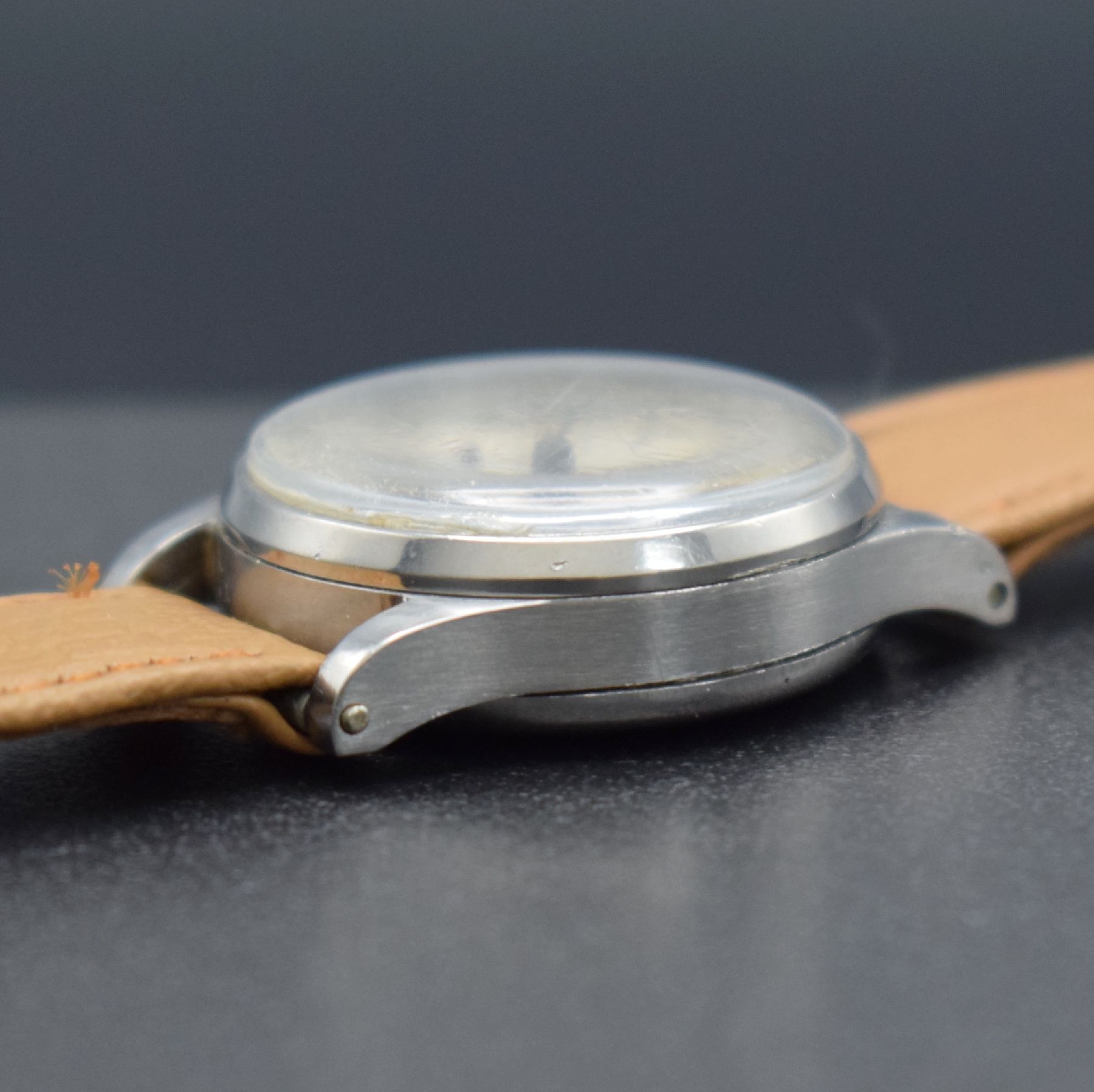 Detail e: VALJOUX 69 seltene Damenarmbanduhr mit Chronograph in Stahl, Schweiz um 1940, Handaufzug, 3-tlg. Geh., Boden & Glasrand aufgedr., silb. ...