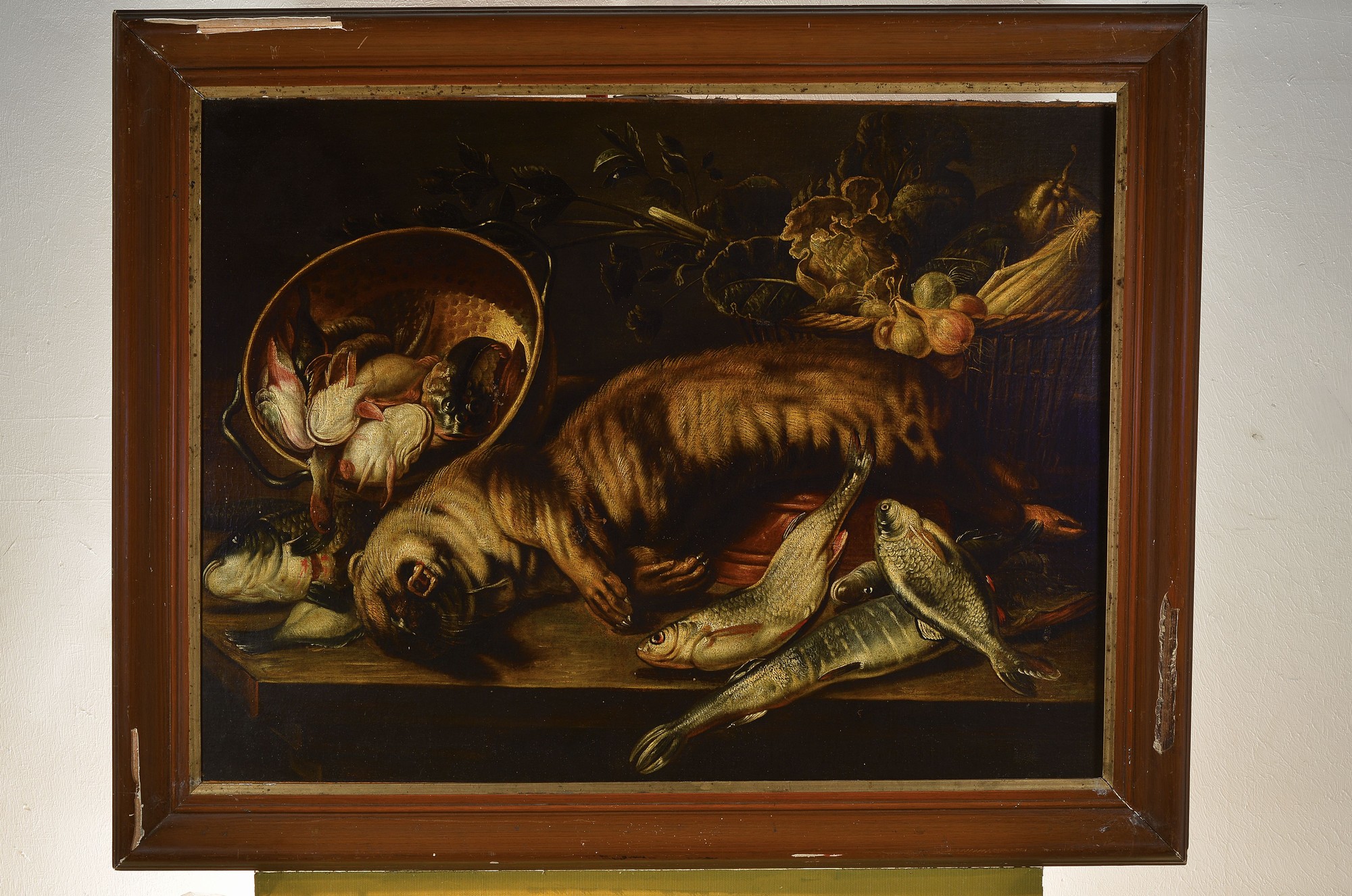 Detail k: Unbekannter Künstler, Niederlande, um 1730-40, Üppiges Stillleben mit Fischen, Gemüse und einem Wiesel, Öl/Lwd, doubliert, rest., altersbedingt ...