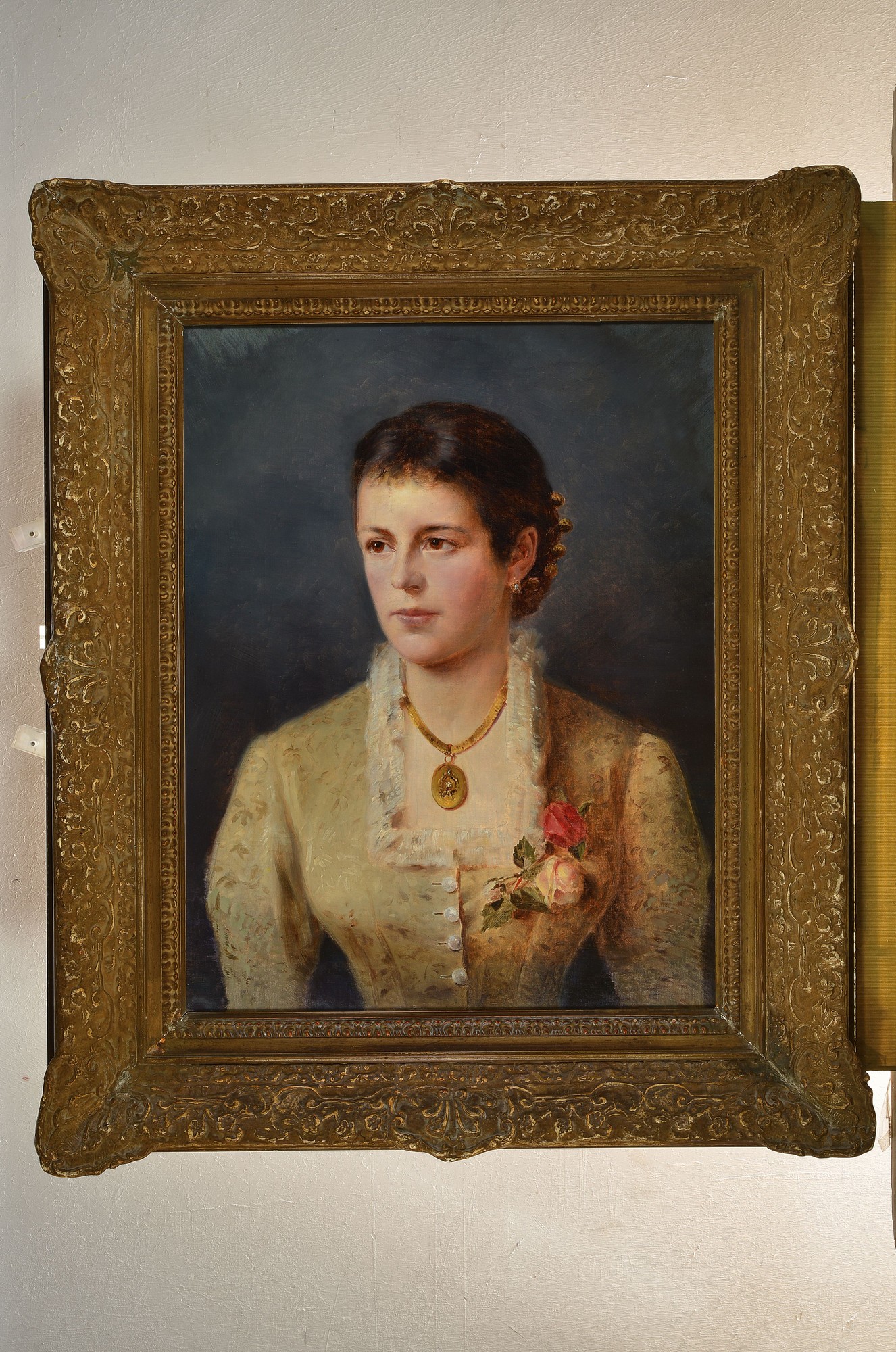 Detail k: Unbekannter Künstler, deutsch, um 1900, Porträt einer jungen Frau in Tracht, Öl/Lwd, unsigniert, Münchener Schule, ca. 65x50cm, R. ca. 87x73cm