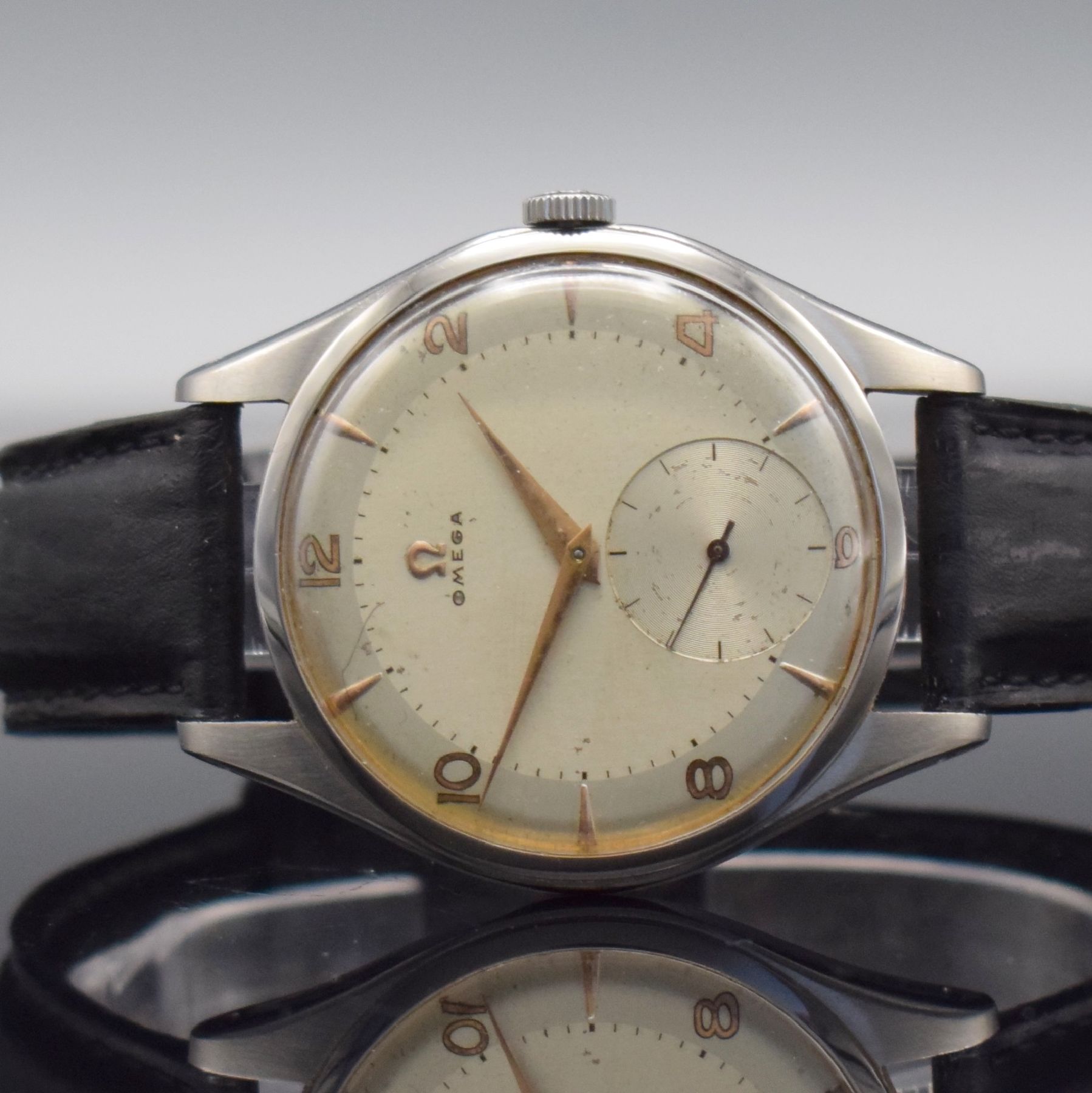 Detail a: OMEGA große Herrenarmbanduhr in Stahl, Schweiz um 1955, Handaufzug, 3-tlg. Geh. Ref. 2505-17, Boden & Glasrand aufgedr., orig. Krone, silb. ...
