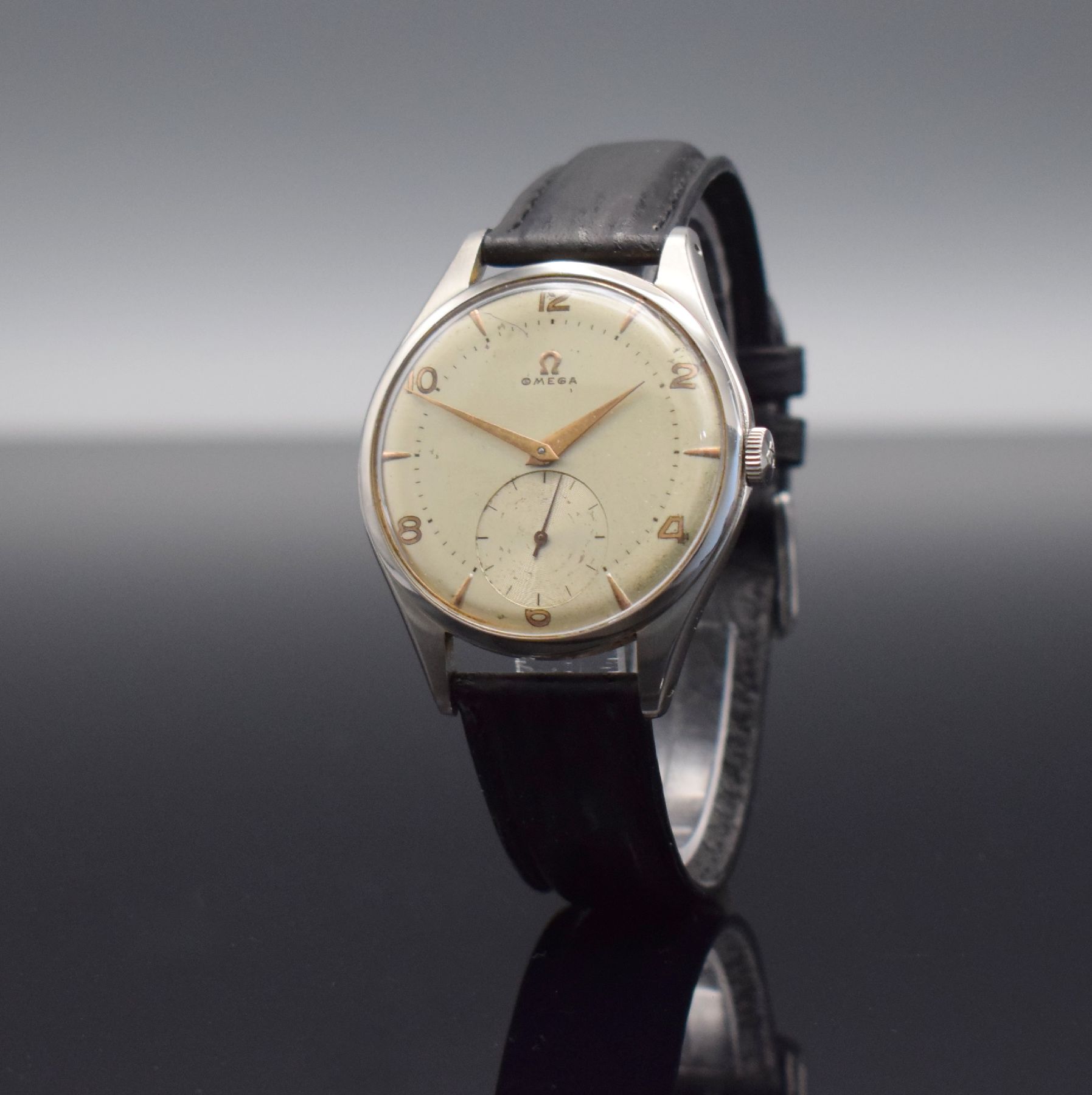 Detail b: OMEGA große Herrenarmbanduhr in Stahl, Schweiz um 1955, Handaufzug, 3-tlg. Geh. Ref. 2505-17, Boden & Glasrand aufgedr., orig. Krone, silb. ...