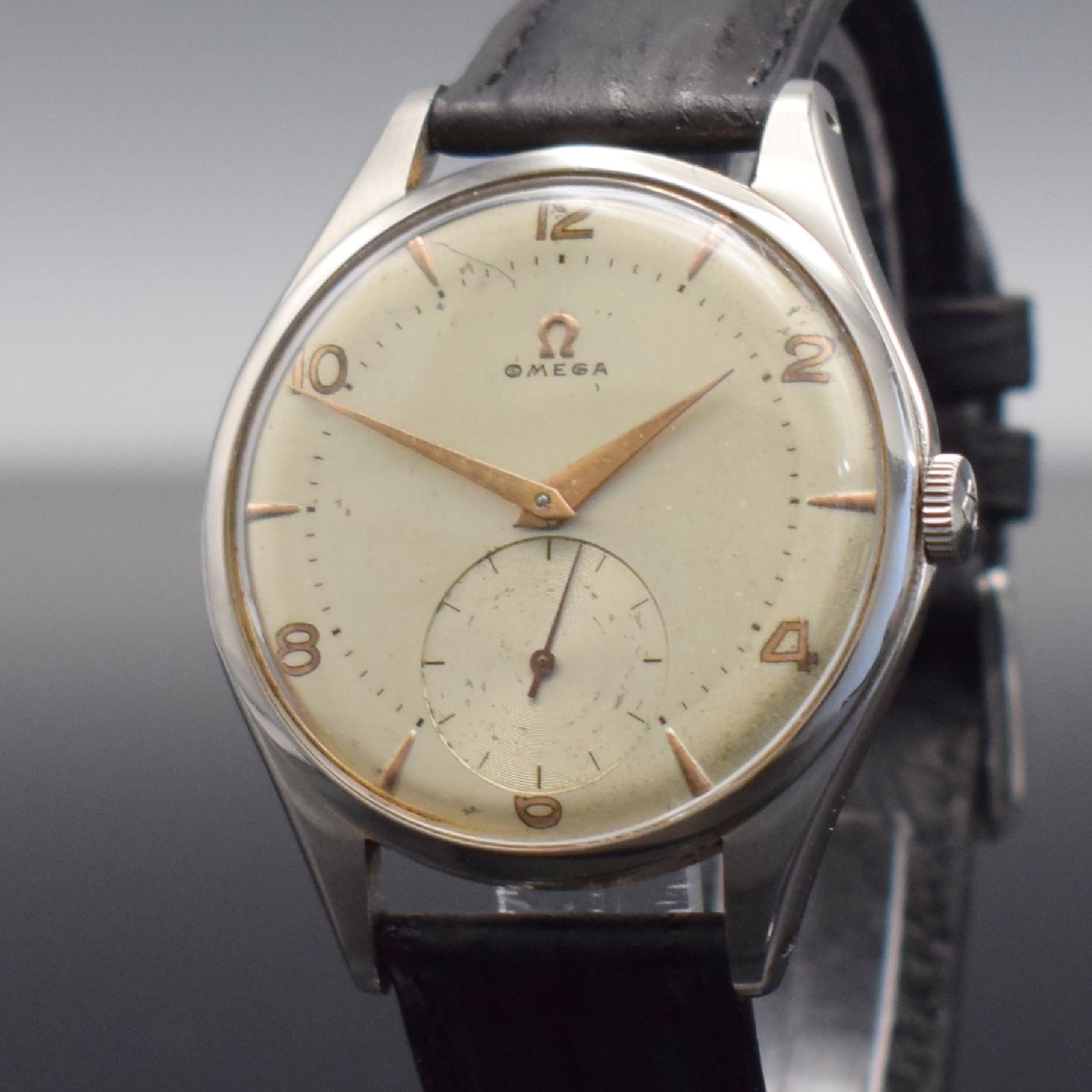 Detail d: OMEGA große Herrenarmbanduhr in Stahl, Schweiz um 1955, Handaufzug, 3-tlg. Geh. Ref. 2505-17, Boden & Glasrand aufgedr., orig. Krone, silb. ...