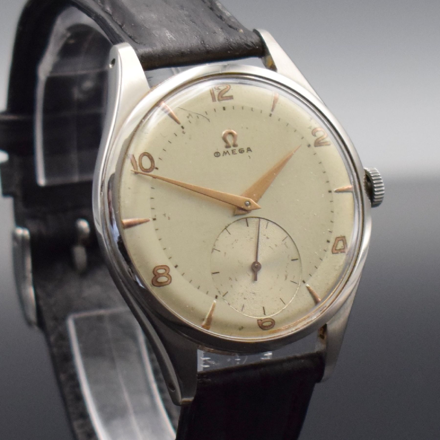 Detail f: OMEGA große Herrenarmbanduhr in Stahl, Schweiz um 1955, Handaufzug, 3-tlg. Geh. Ref. 2505-17, Boden & Glasrand aufgedr., orig. Krone, silb. ...