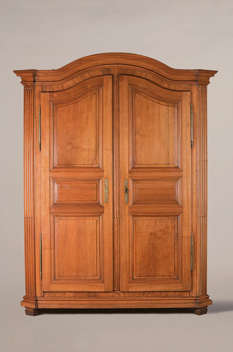 Großer Kleiderschrank, Frankreich, um 1850, Nußbaum massiv, 12 Kassetten, Inneneinrichtung, kannelierte Lisenen und Füsse, Schlüssel, Füsse ...