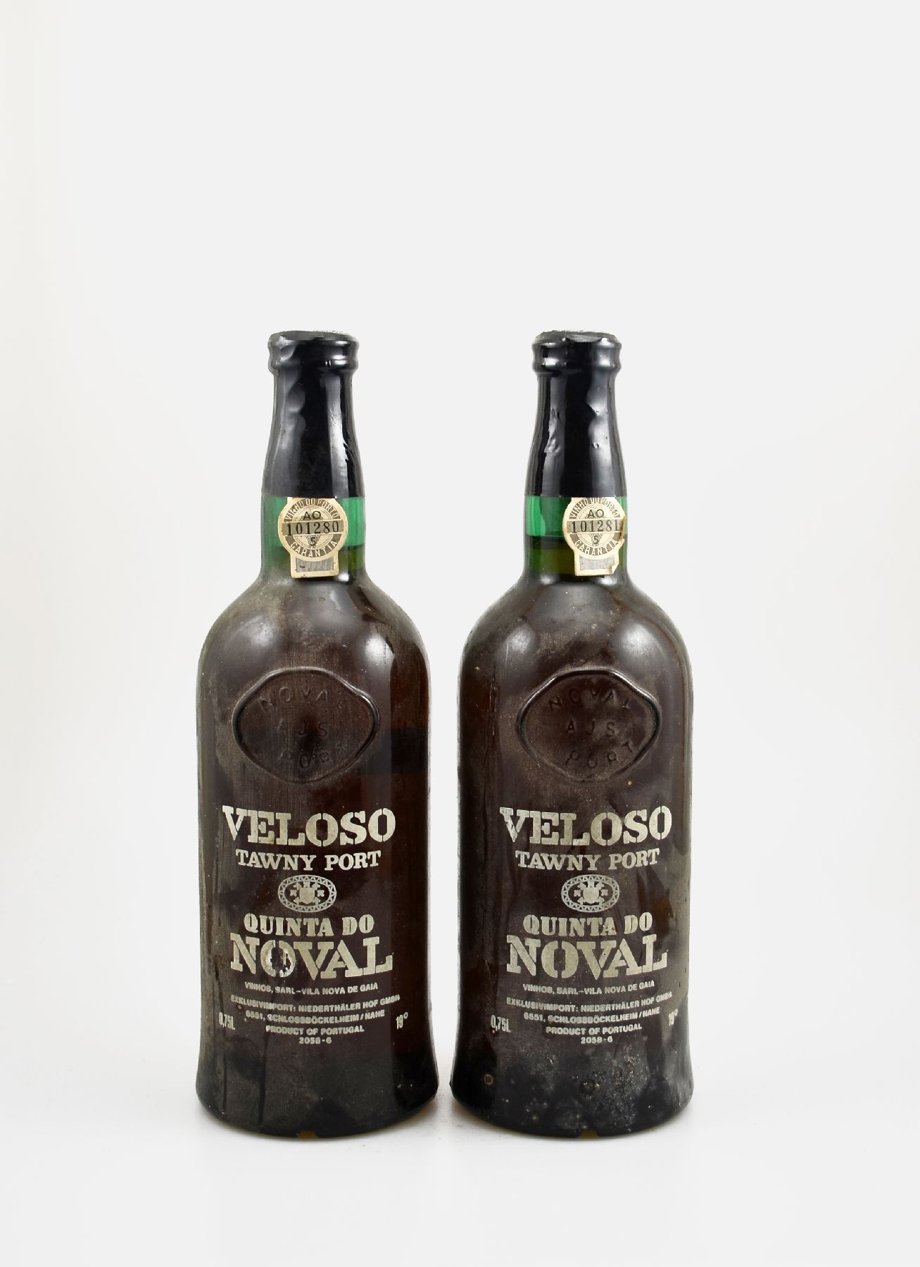 2 Flaschen Veloso Tawny Port, Quinta Do Noval, je ca. 75 cl, 19 % Vol., Füllstände: je into neck, gute Erhaltungszustände, unverkostet