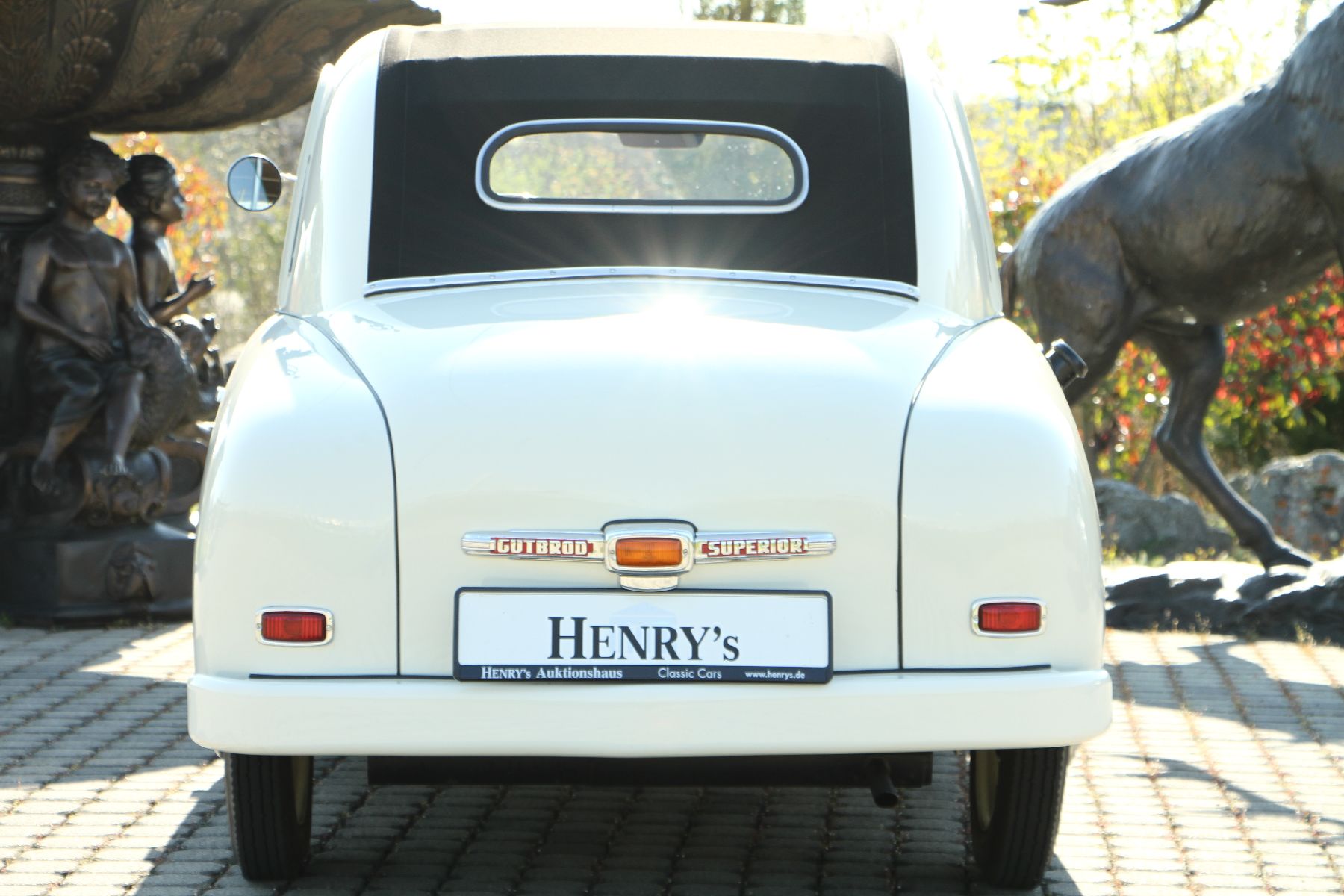 Detail b: Gutbrod Ploching Superior Cabrio Limousine, Fahrgestellnummer: 80118, EZ 01/1952, 1 Halter im deutschen Brief, Laufleistung abgelesen 99.527 km, HU ...